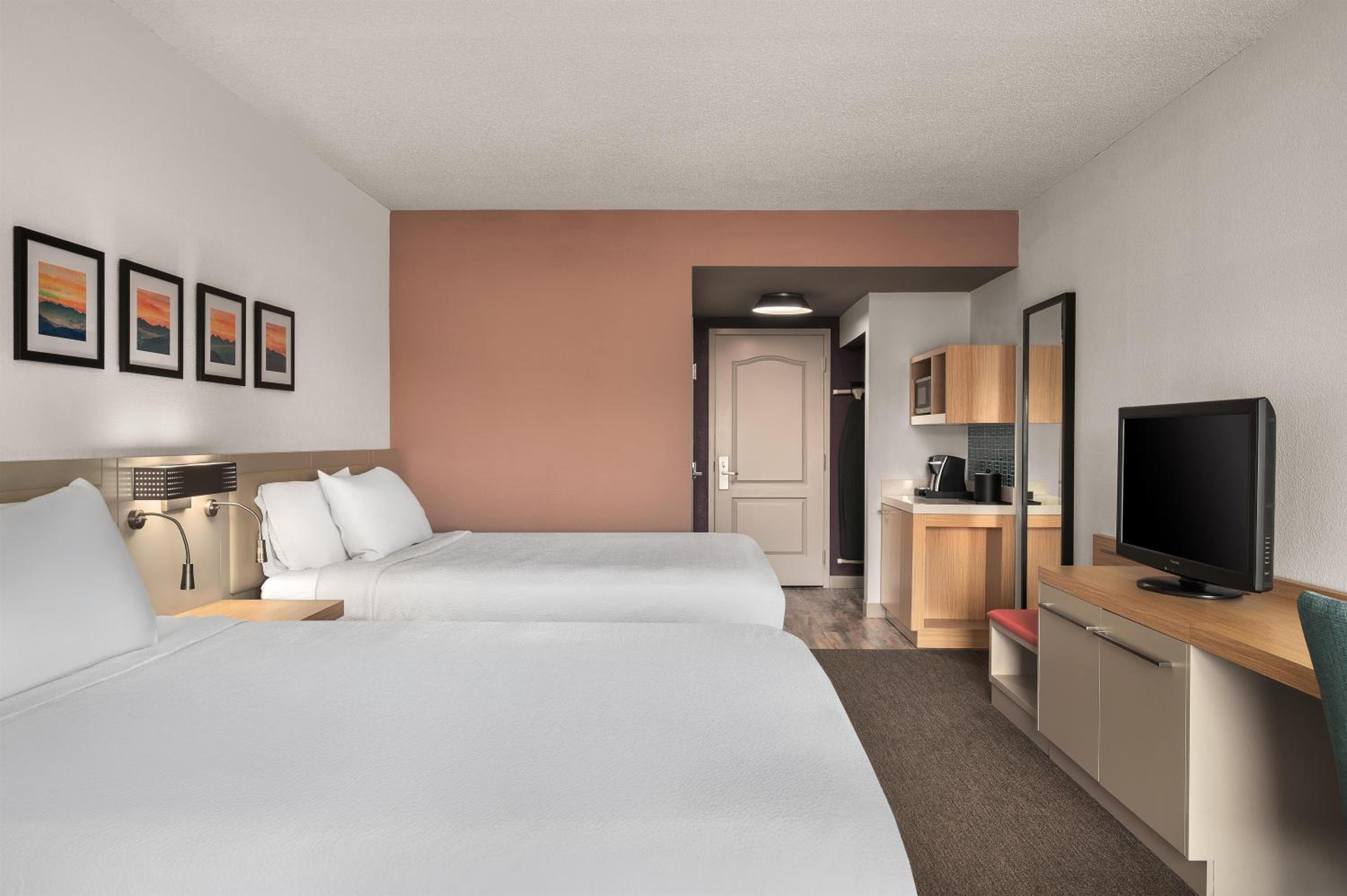Queen Room with Two Queen Beds - Photo 3