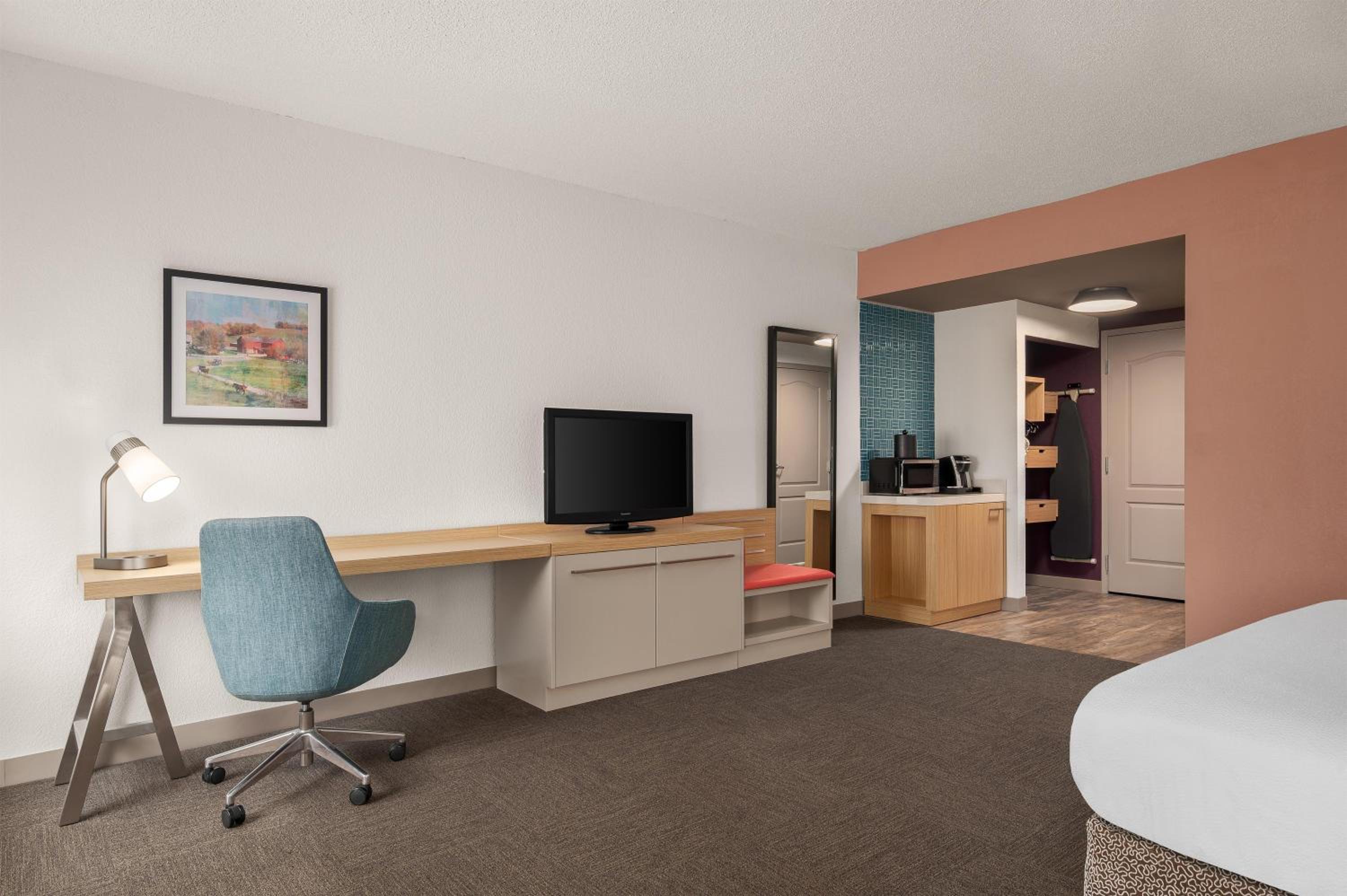 King Room with Tub - Mobility and Hearing Access - Photo 1