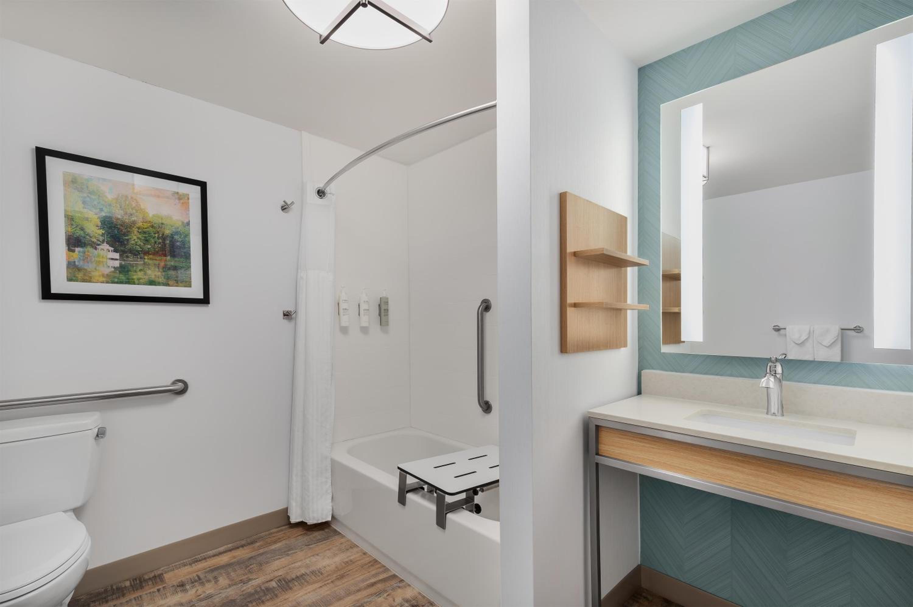 King Room with Tub - Mobility and Hearing Access - Photo 2