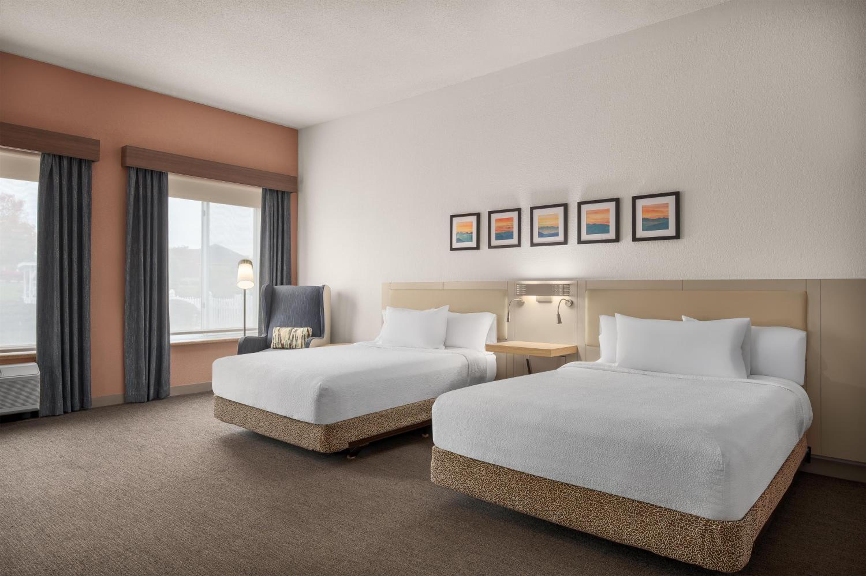 Queen Room with Two Queen Beds - Photo 4