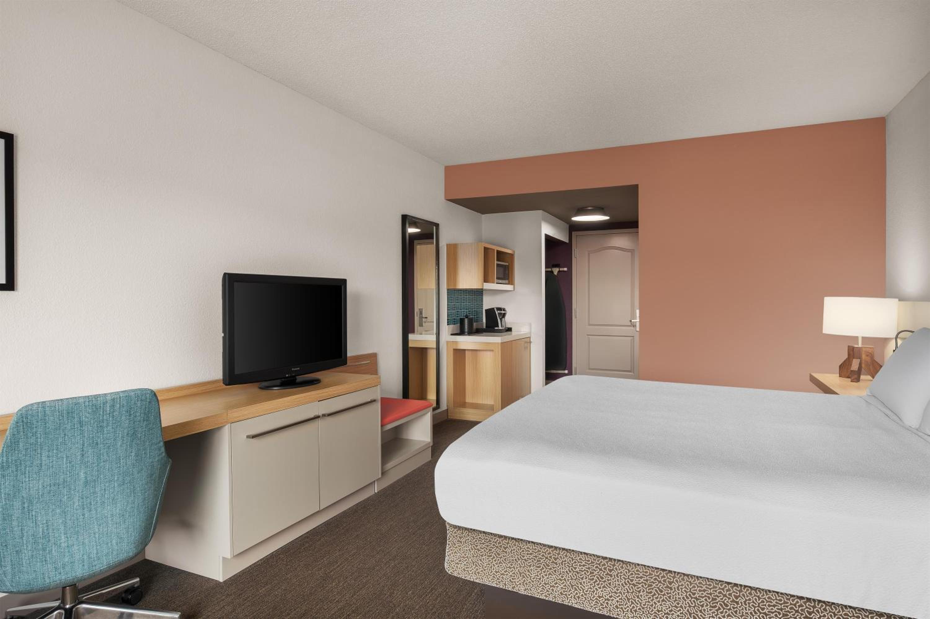 King Room with Tub - Mobility and Hearing Access - Photo 3