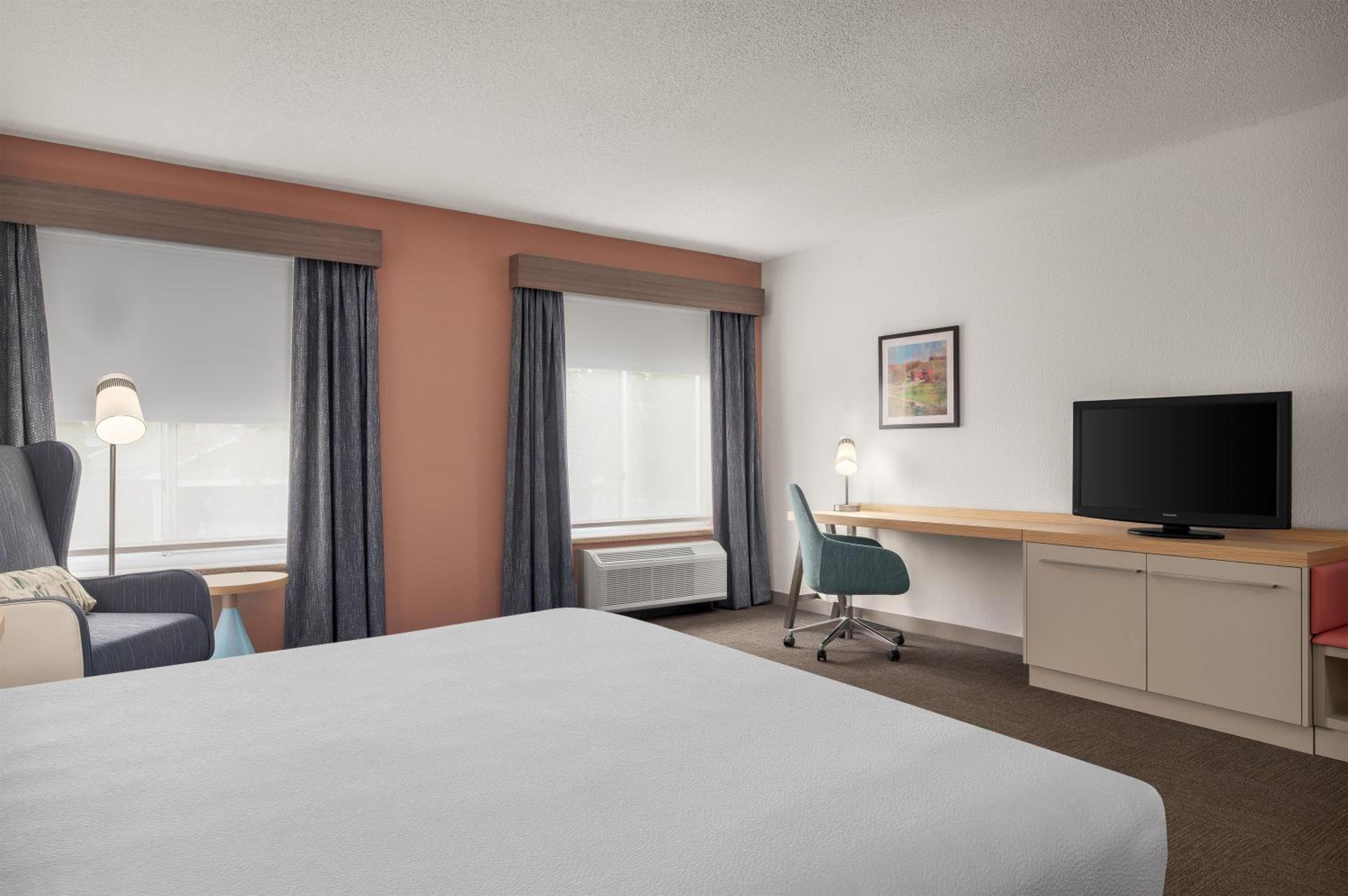 King Room with Tub - Mobility and Hearing Access - Photo 4