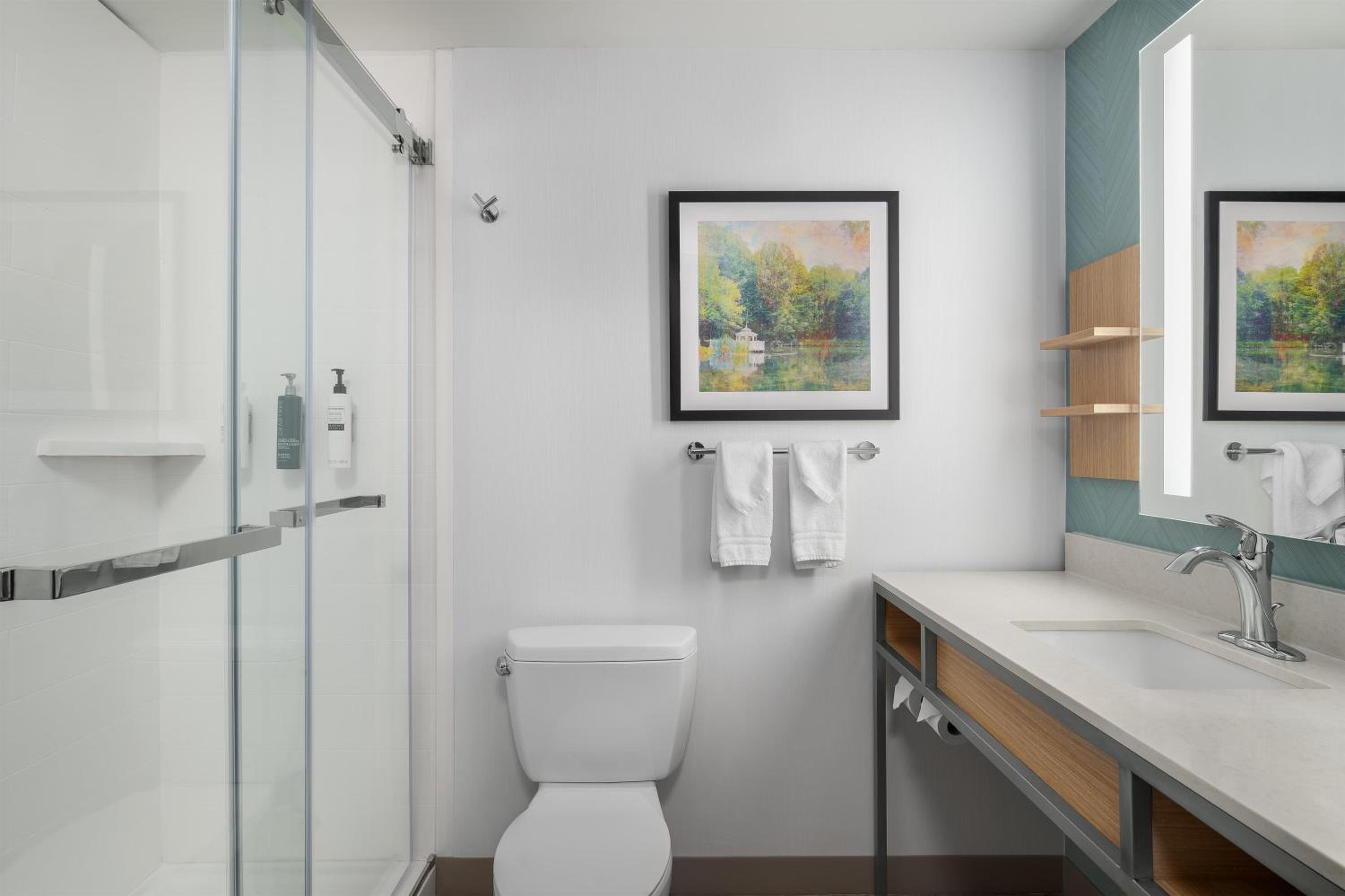 King Room with Tub - Mobility and Hearing Access - Photo 5