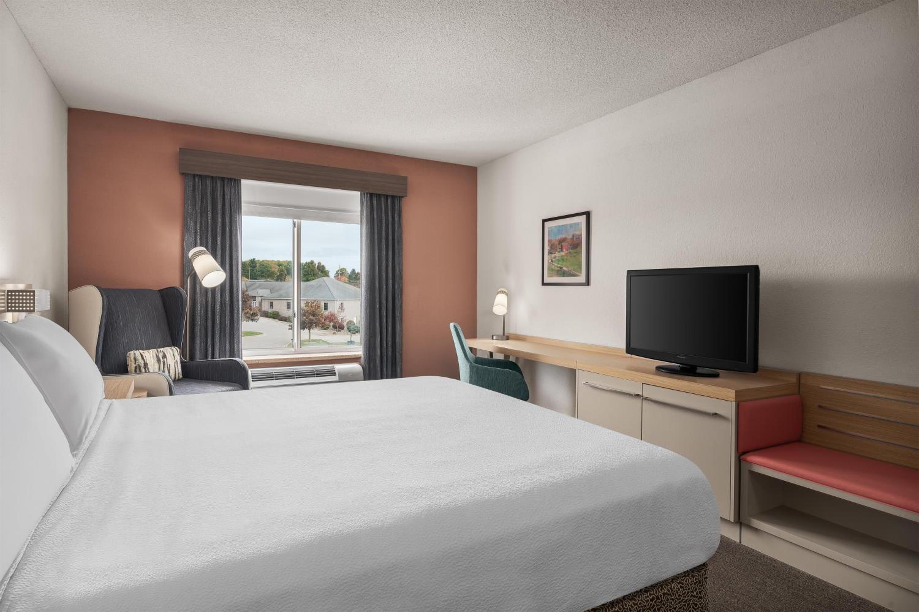 King Room with Tub - Mobility and Hearing Access - Photo 6