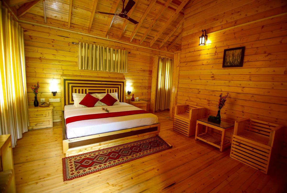 Family Room with River View photo 2
