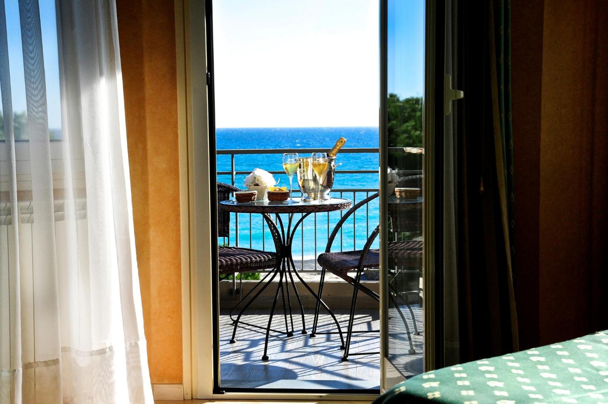 Triple Room with Balcony and Partial Sea View - Photo 15