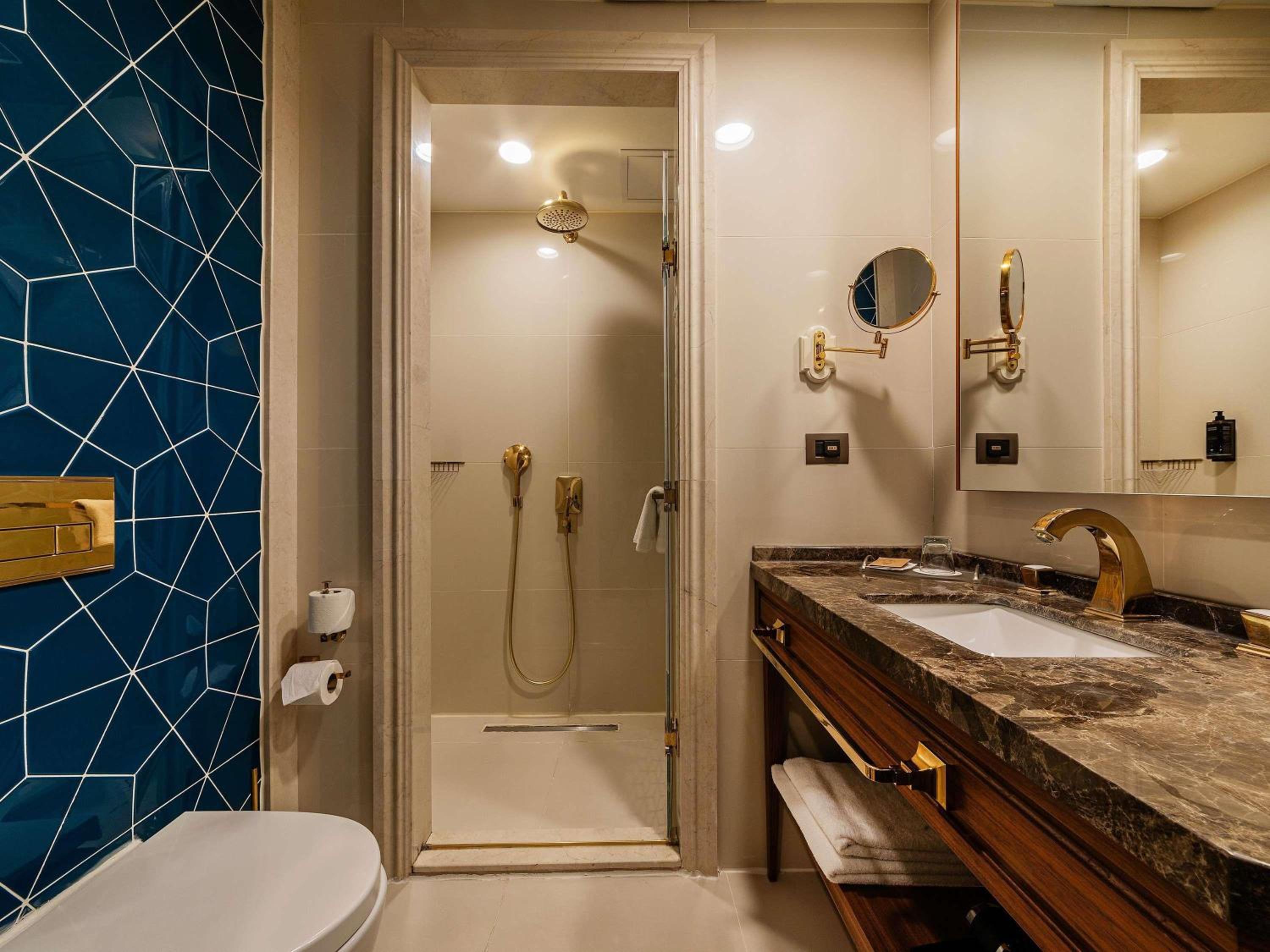Deluxe Double Room thumbnail 6