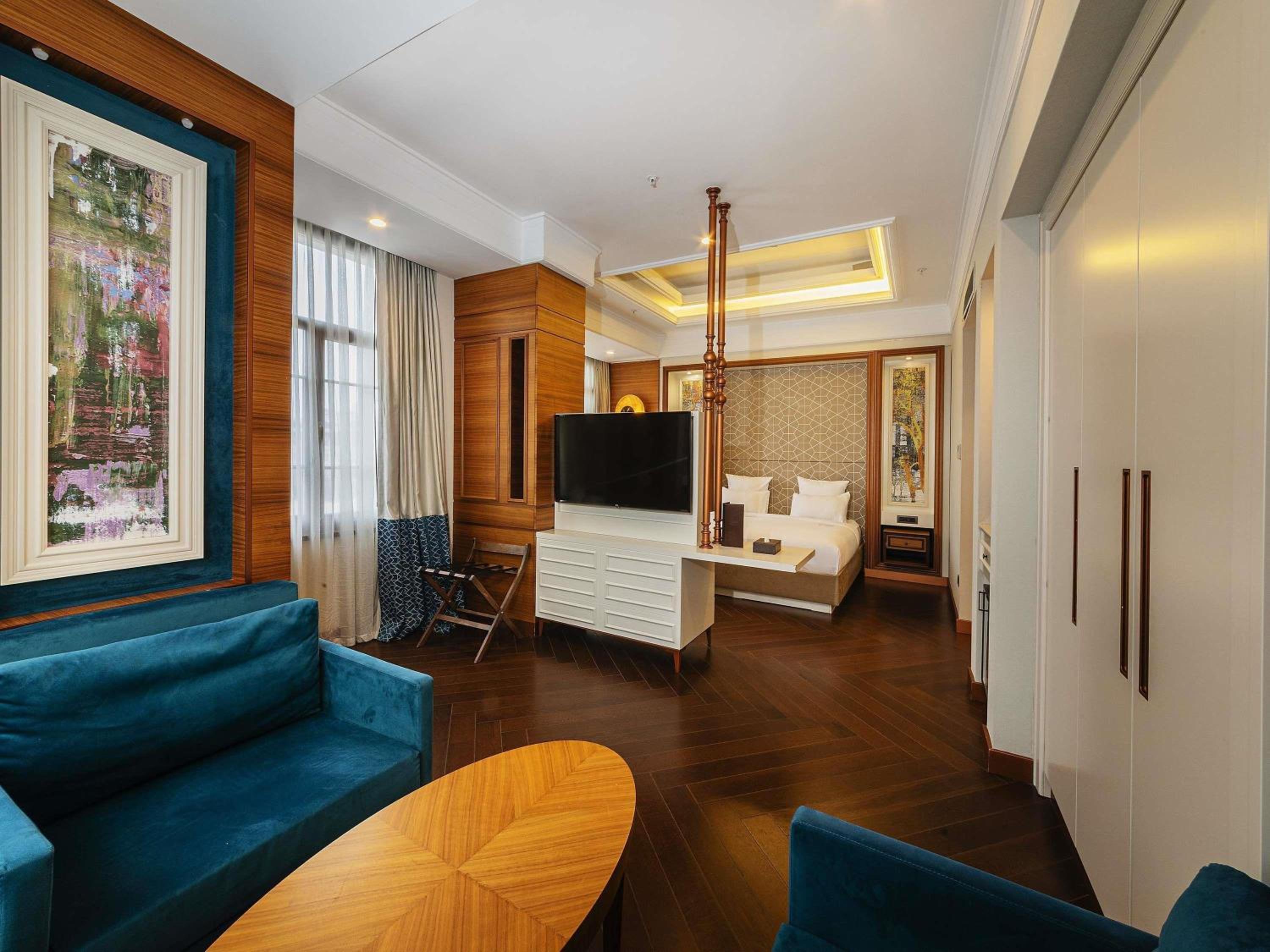 Deluxe King Room with Sofa Bed thumbnail 6