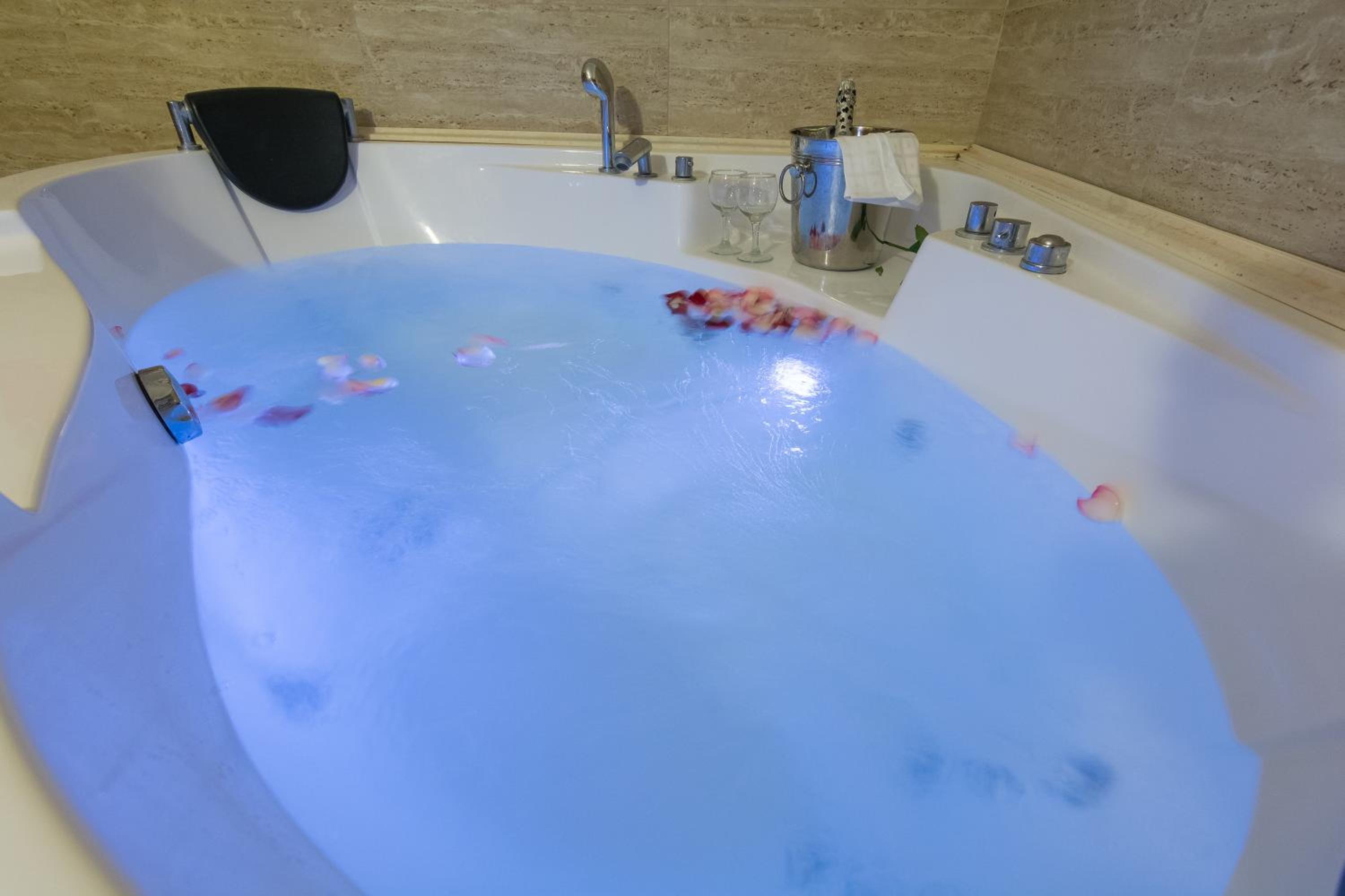 Superior Double Room with Spa Bath - Photo 3