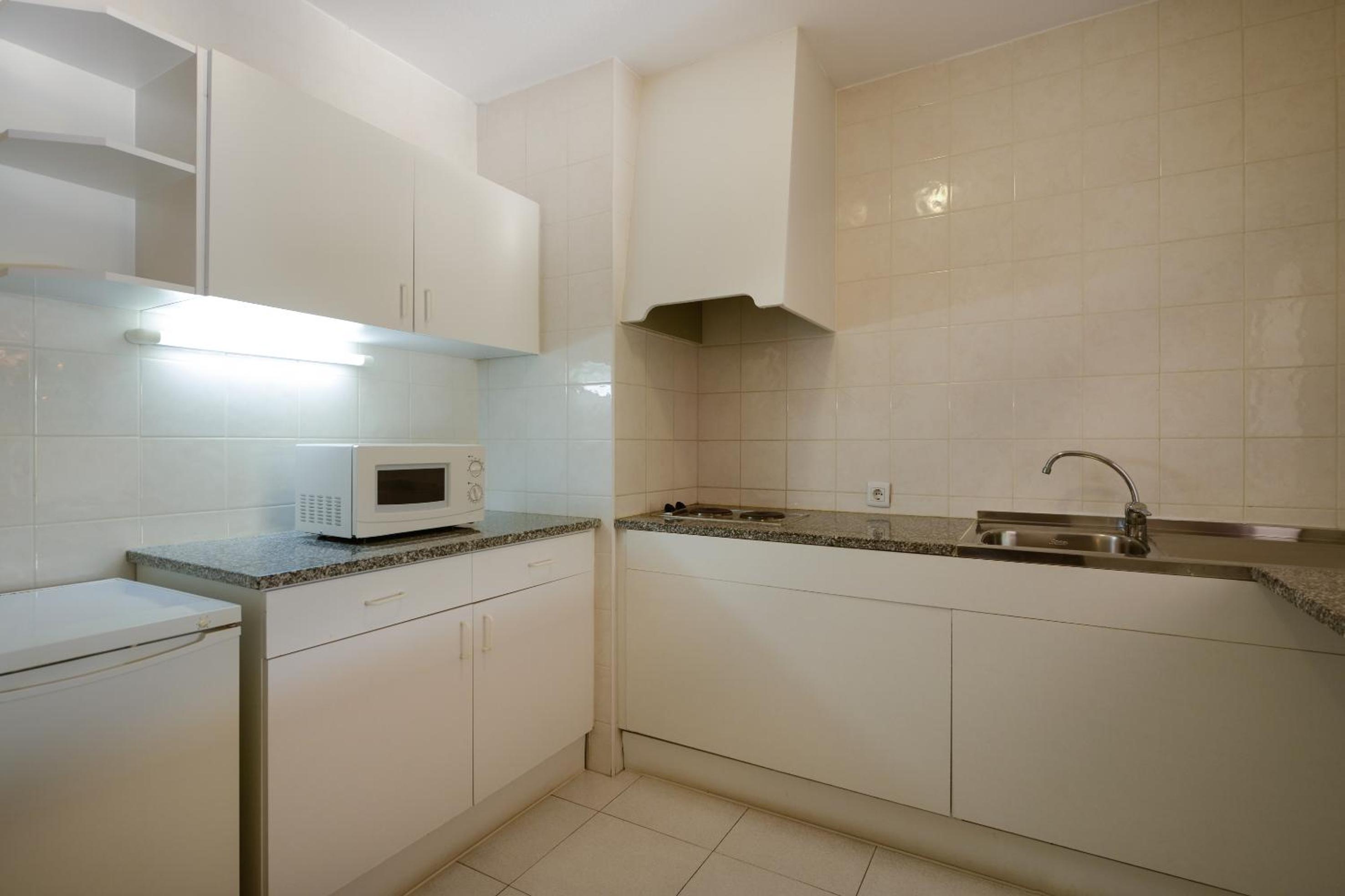 Basic One-Bedroom Apartment photo 3