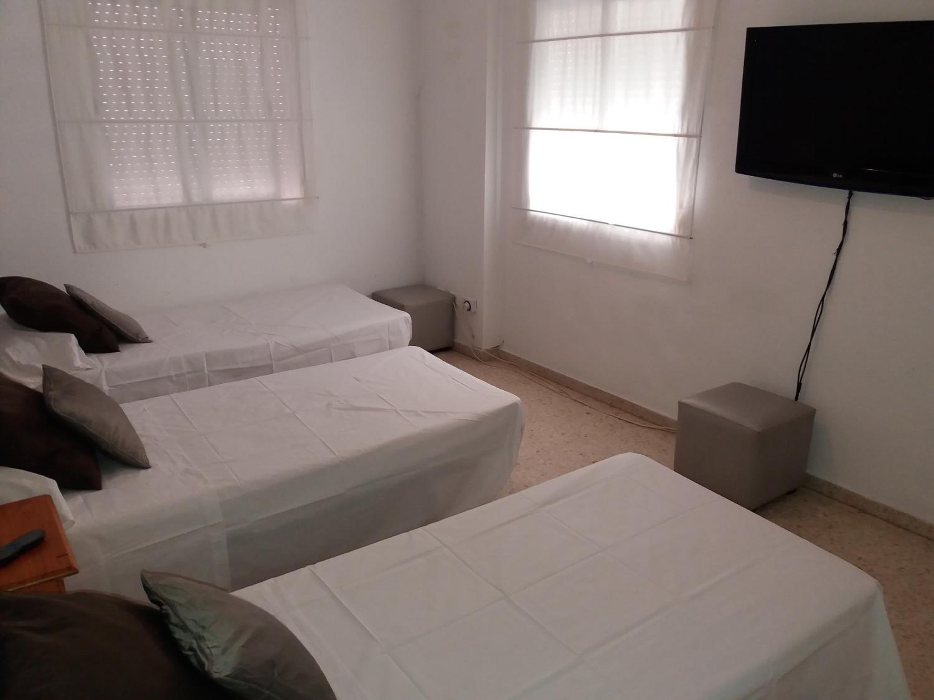 Triple Room with Bathroom - Photo 4