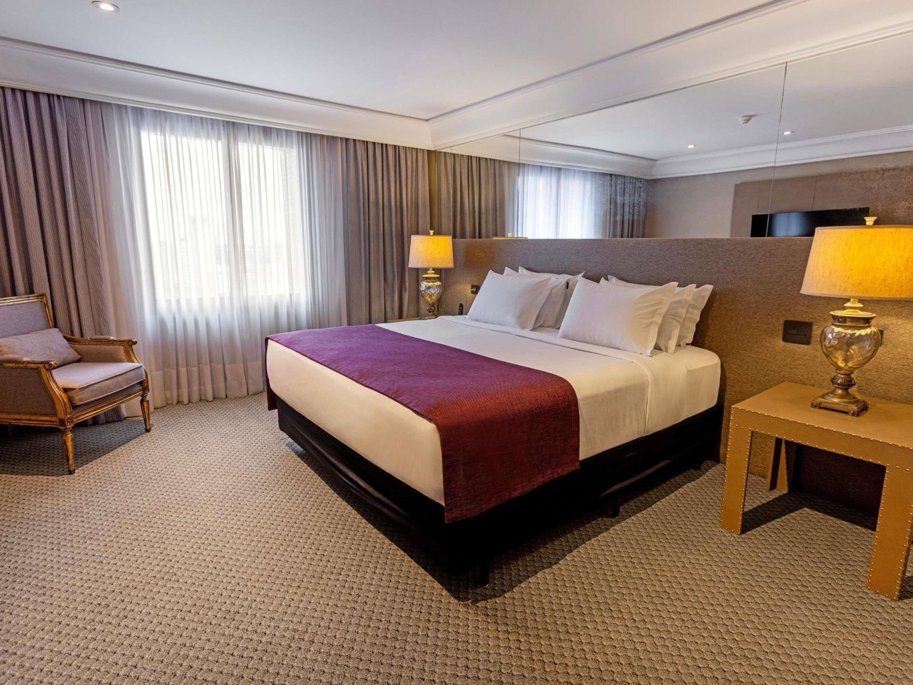 Family Room with One Queen Bed and Two Single Beds - Photo 1