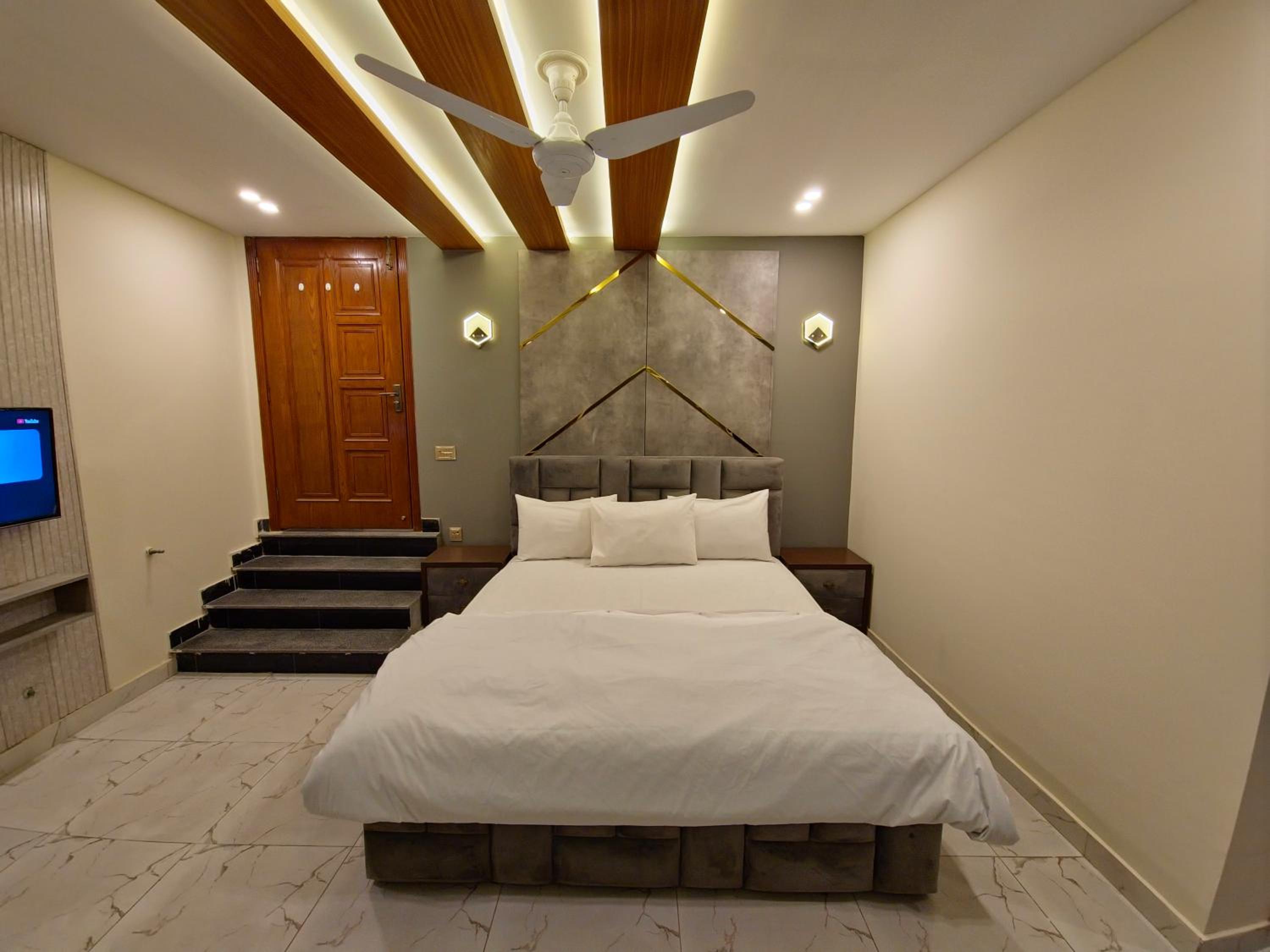 Deluxe King Room photo 1