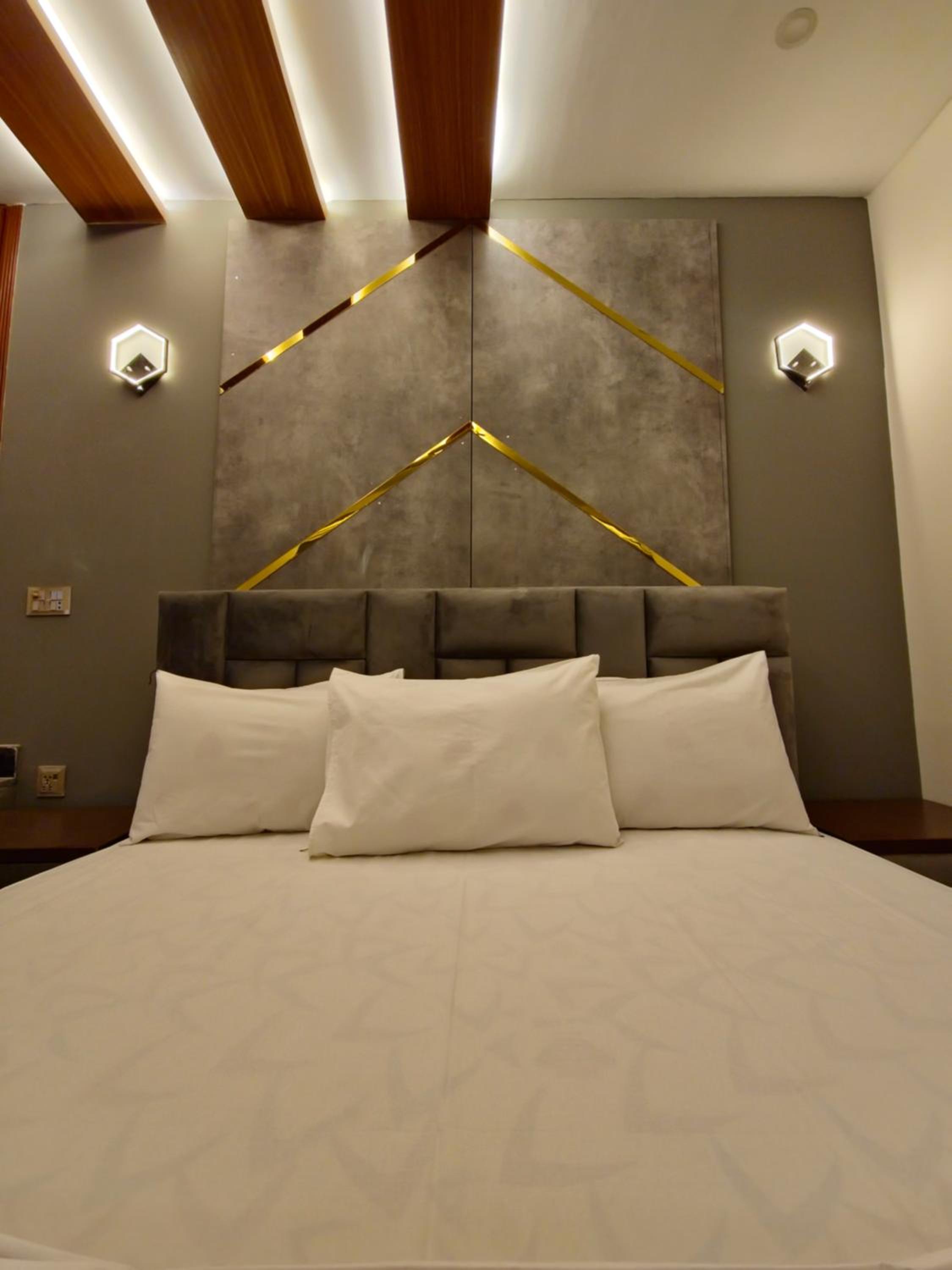 Deluxe King Room photo 2