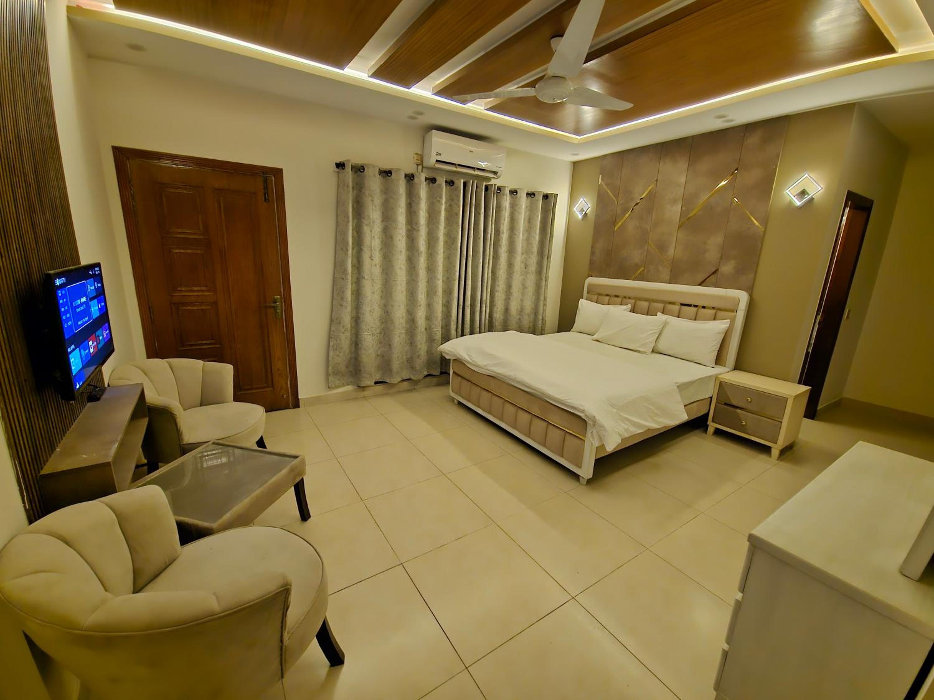 Deluxe King Room photo 3