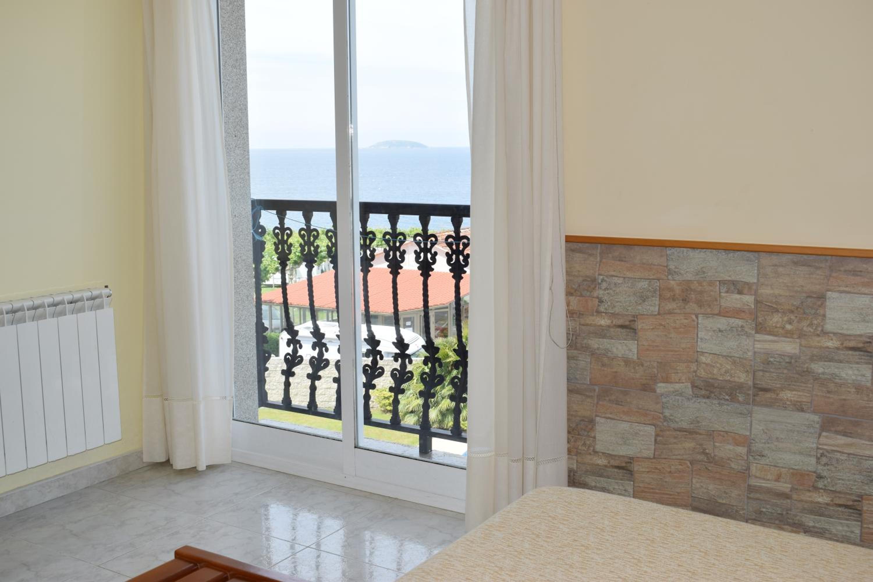 Habitación triple con vista al mar.