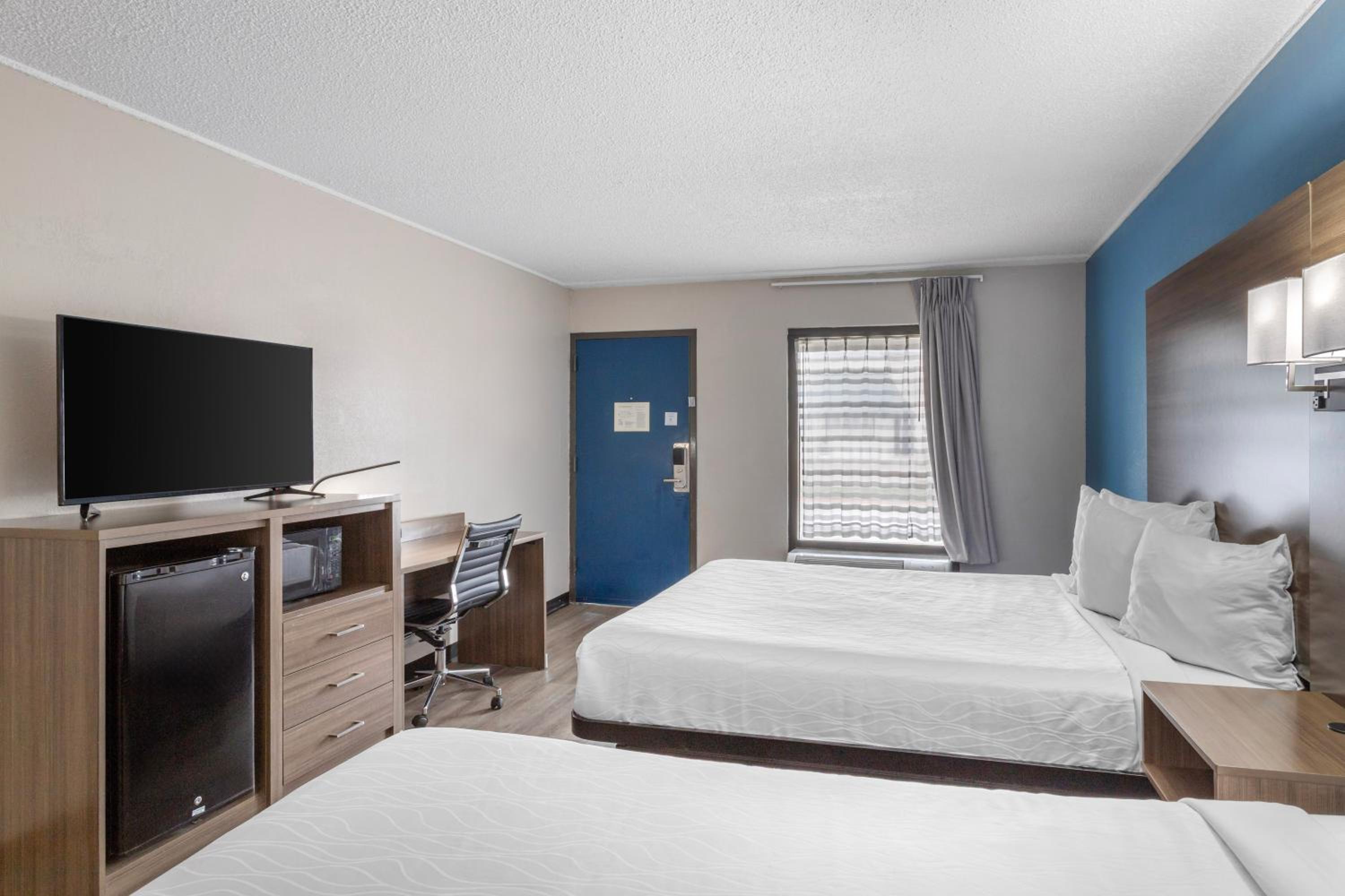 Queen Room with Two Queen Beds - Non-Smoking - Photo 2