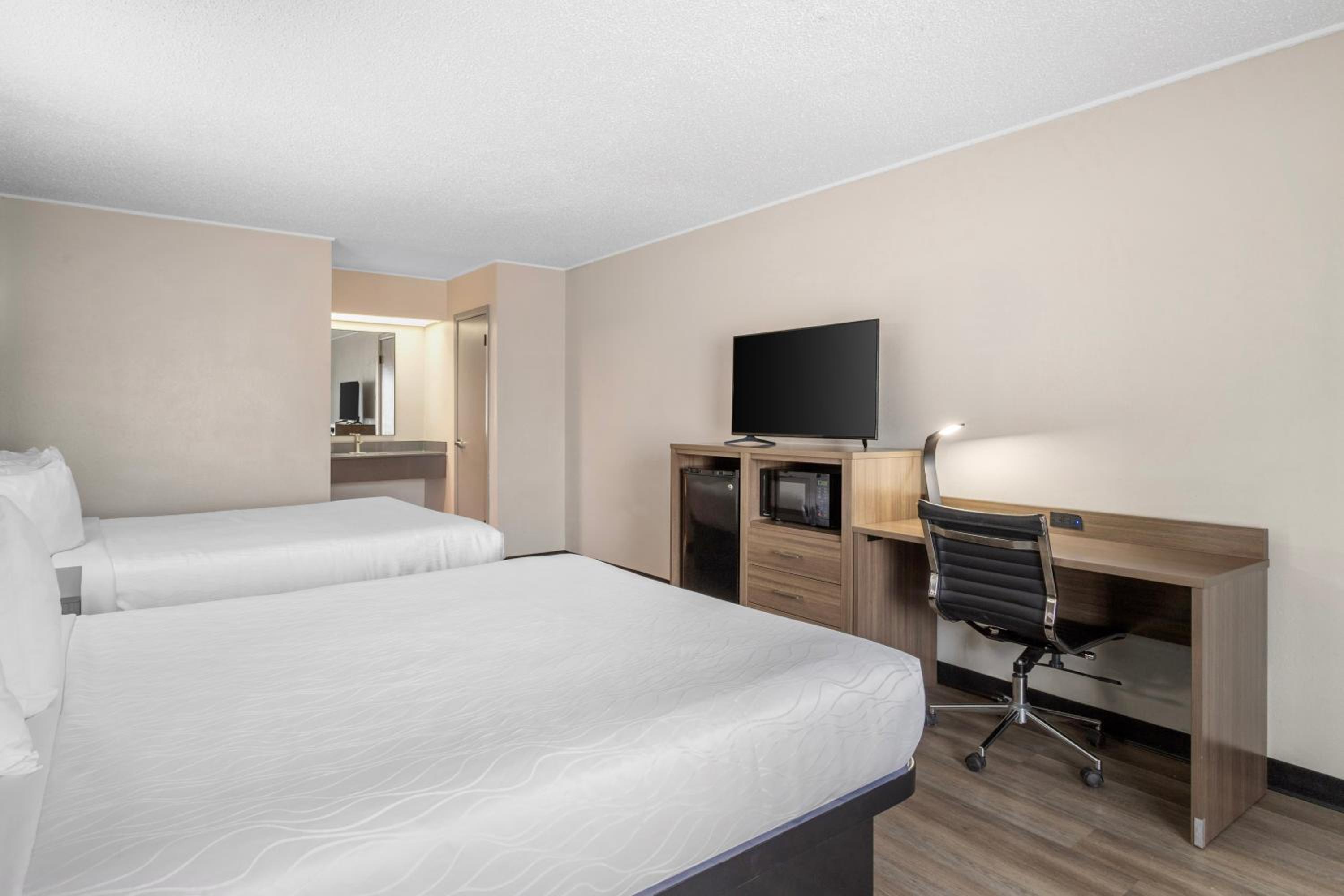 Queen Room with Two Queen Beds - Non-Smoking - Photo 3