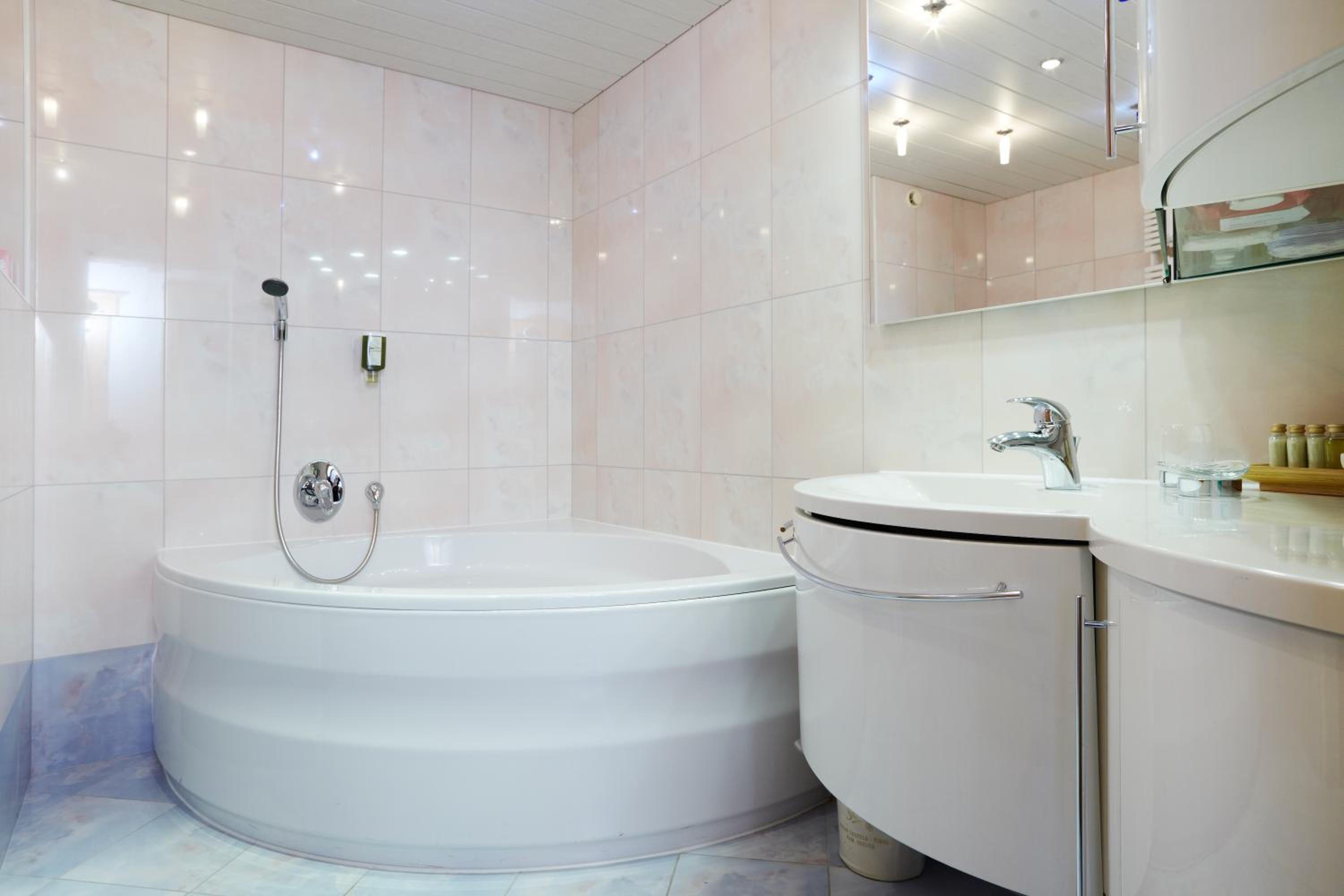 Deluxe Suite - Photo 7
