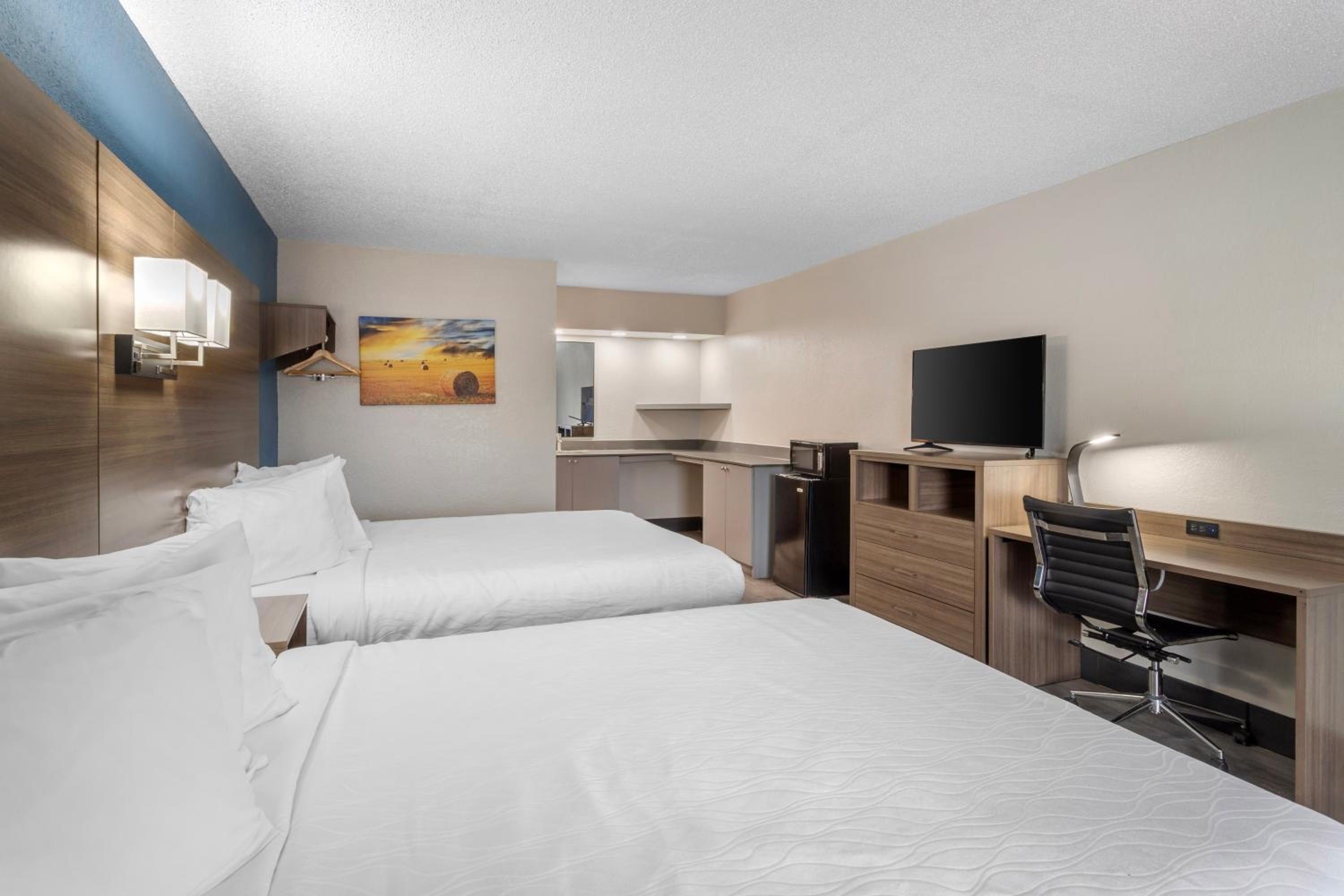 Queen Room with Two Queen Beds and Pool View - Non-Smoking - Photo 2
