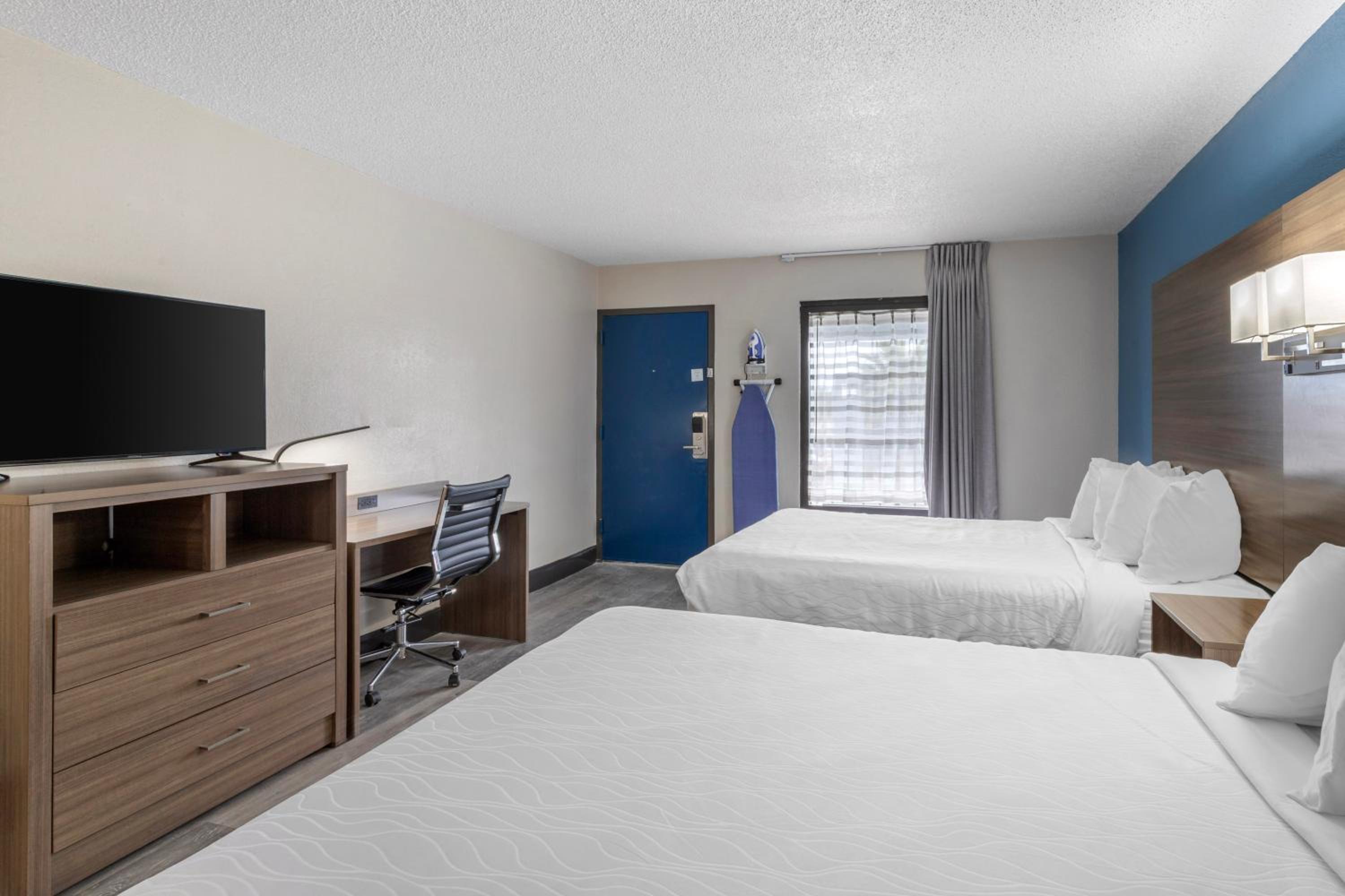 Queen Room with Two Queen Beds and Pool View - Non-Smoking - Photo 3
