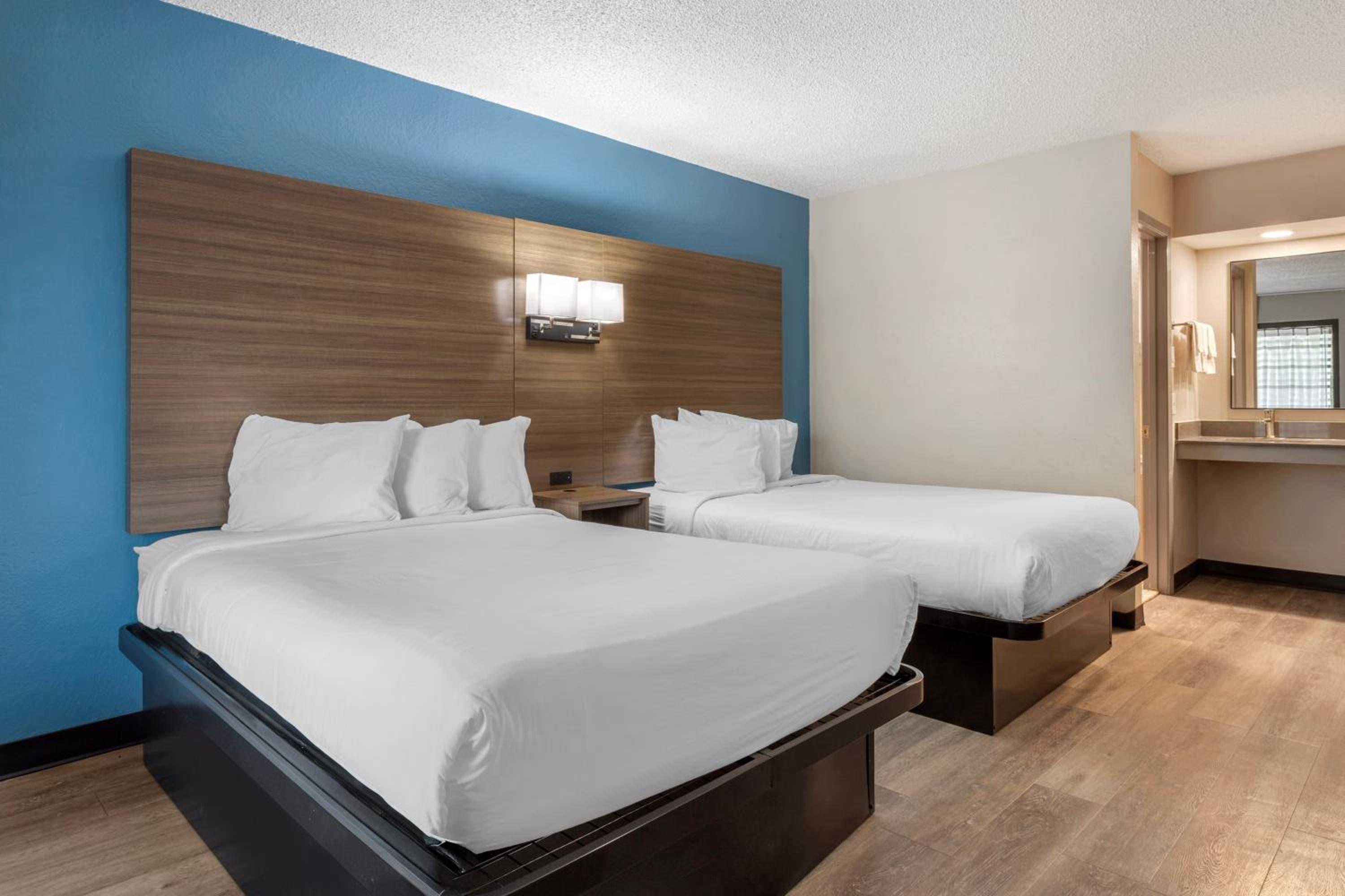 Deluxe Double Room with Two Double Beds and Kitchenette - Non-Smoking - Photo 3