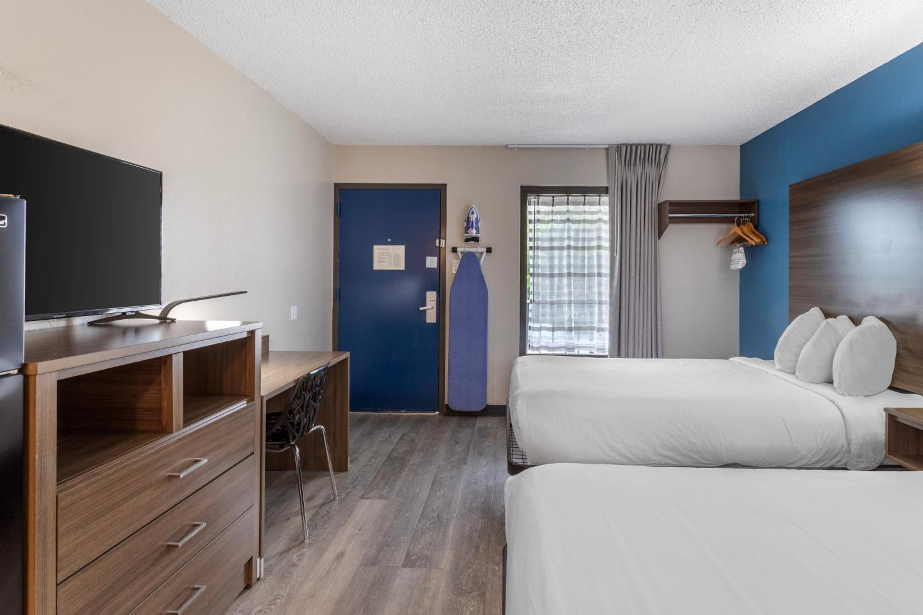 Deluxe Double Room with Two Double Beds and Kitchenette - Non-Smoking - Photo 4