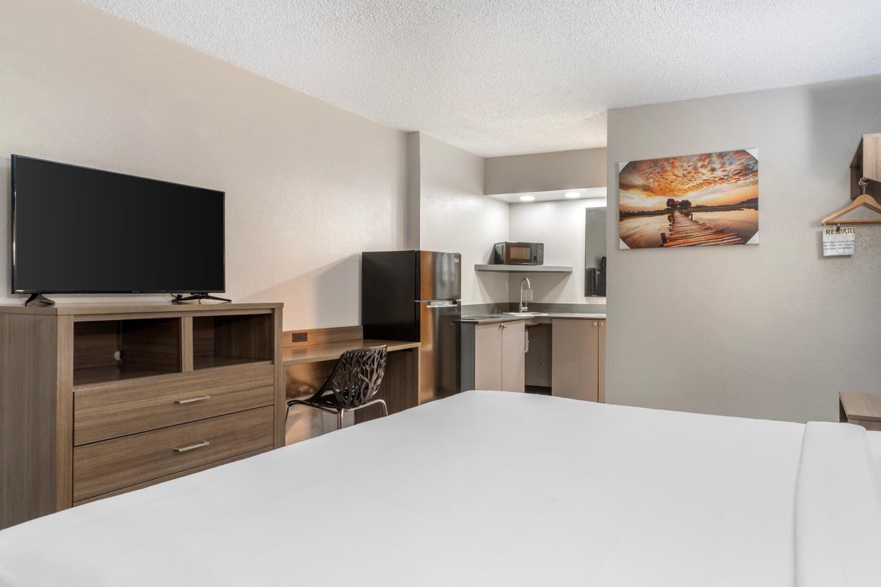 Deluxe King Room with Kitchenette - Non-Smoking - Photo 3