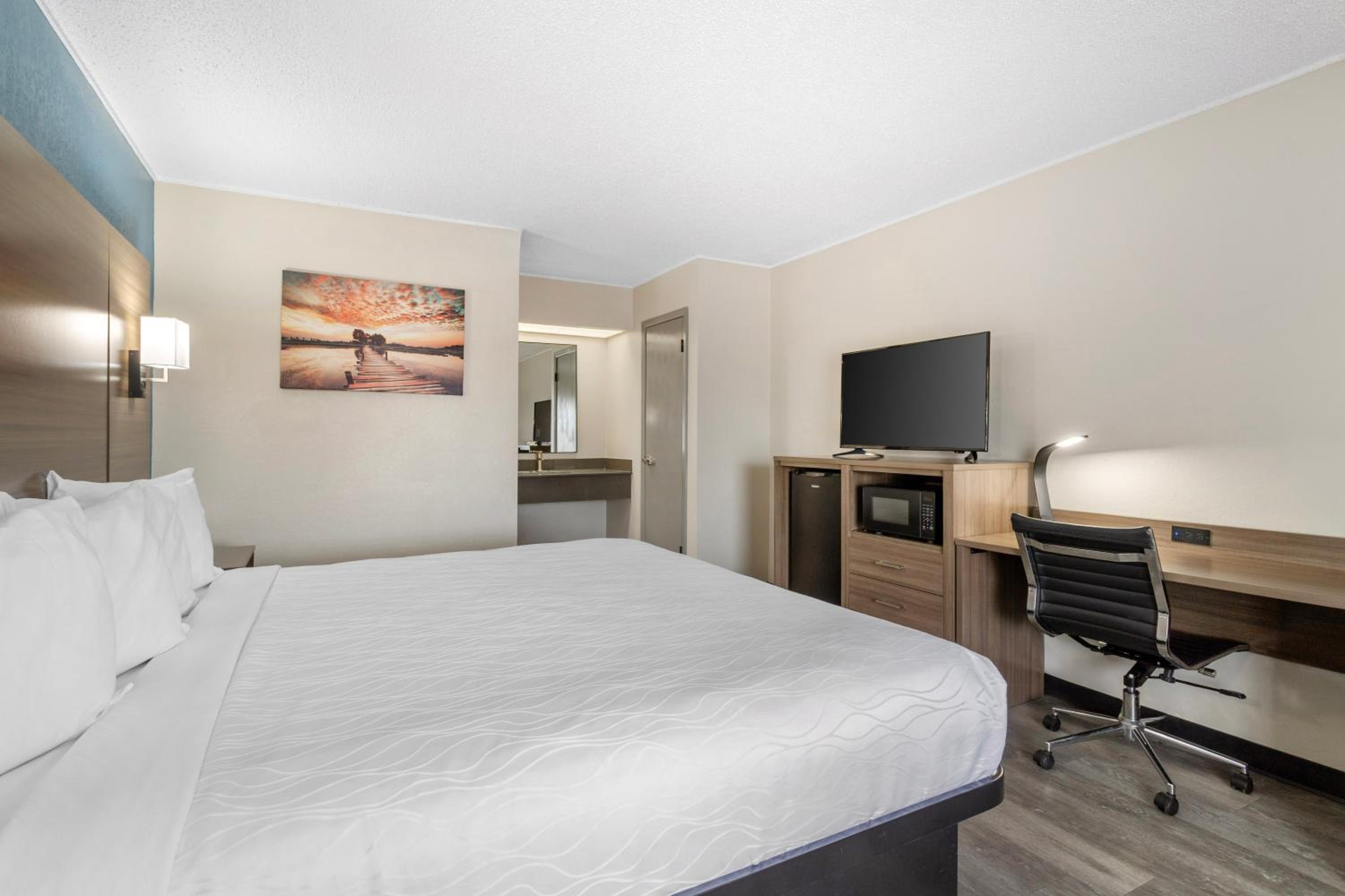 King Room - Non-Smoking - Photo 2