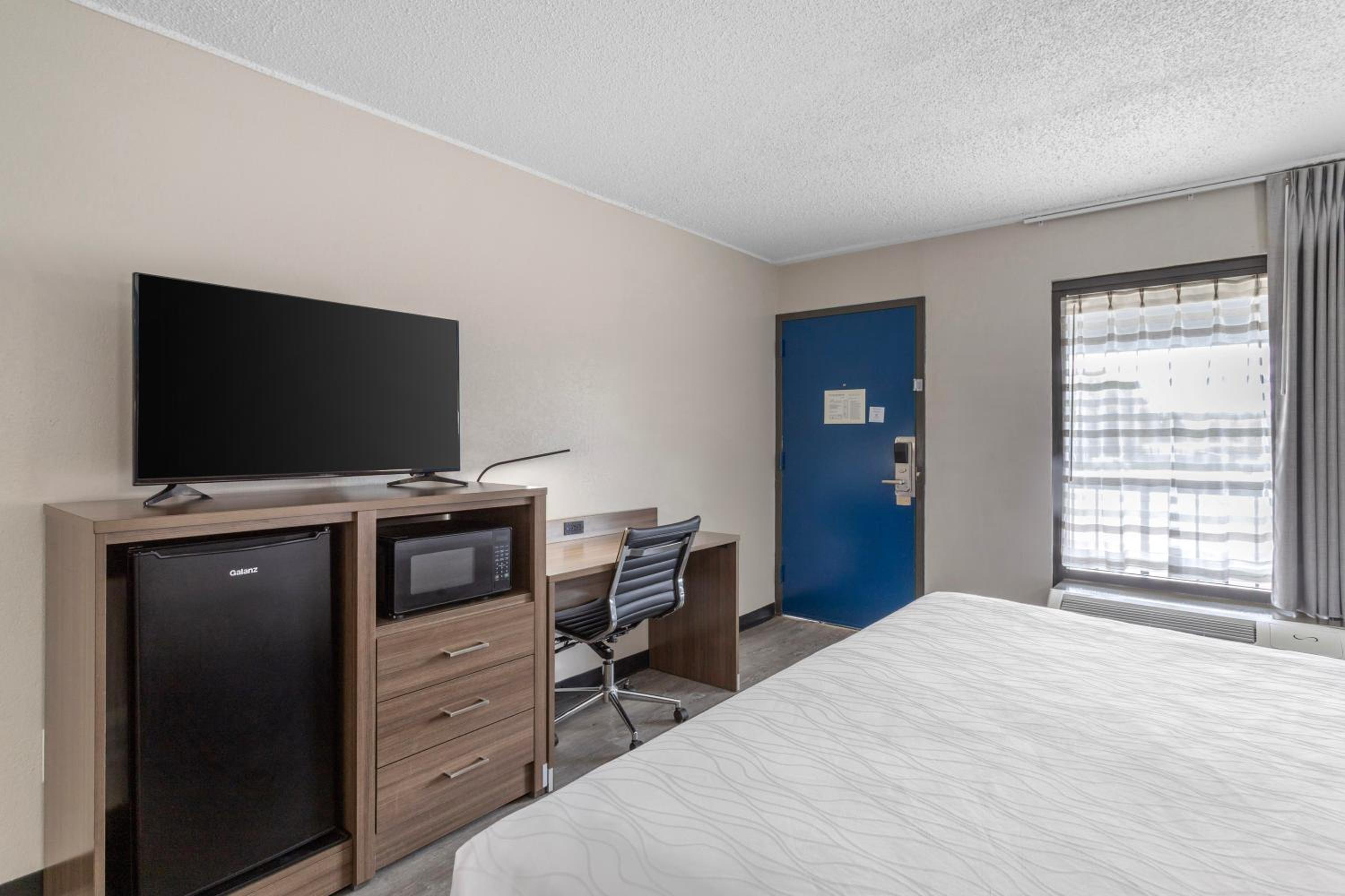 King Room - Non-Smoking - Photo 4