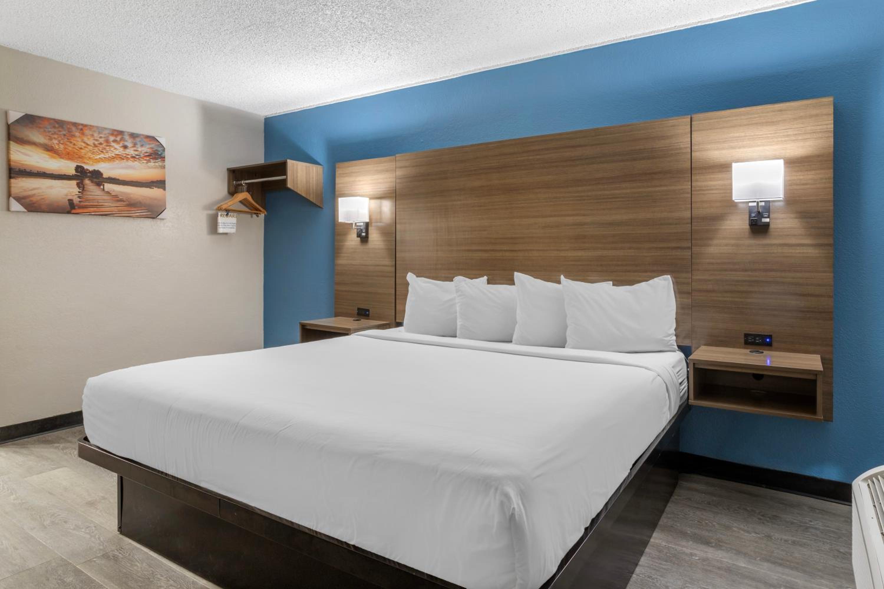Deluxe King Room with Kitchenette - Non-Smoking - Photo 4
