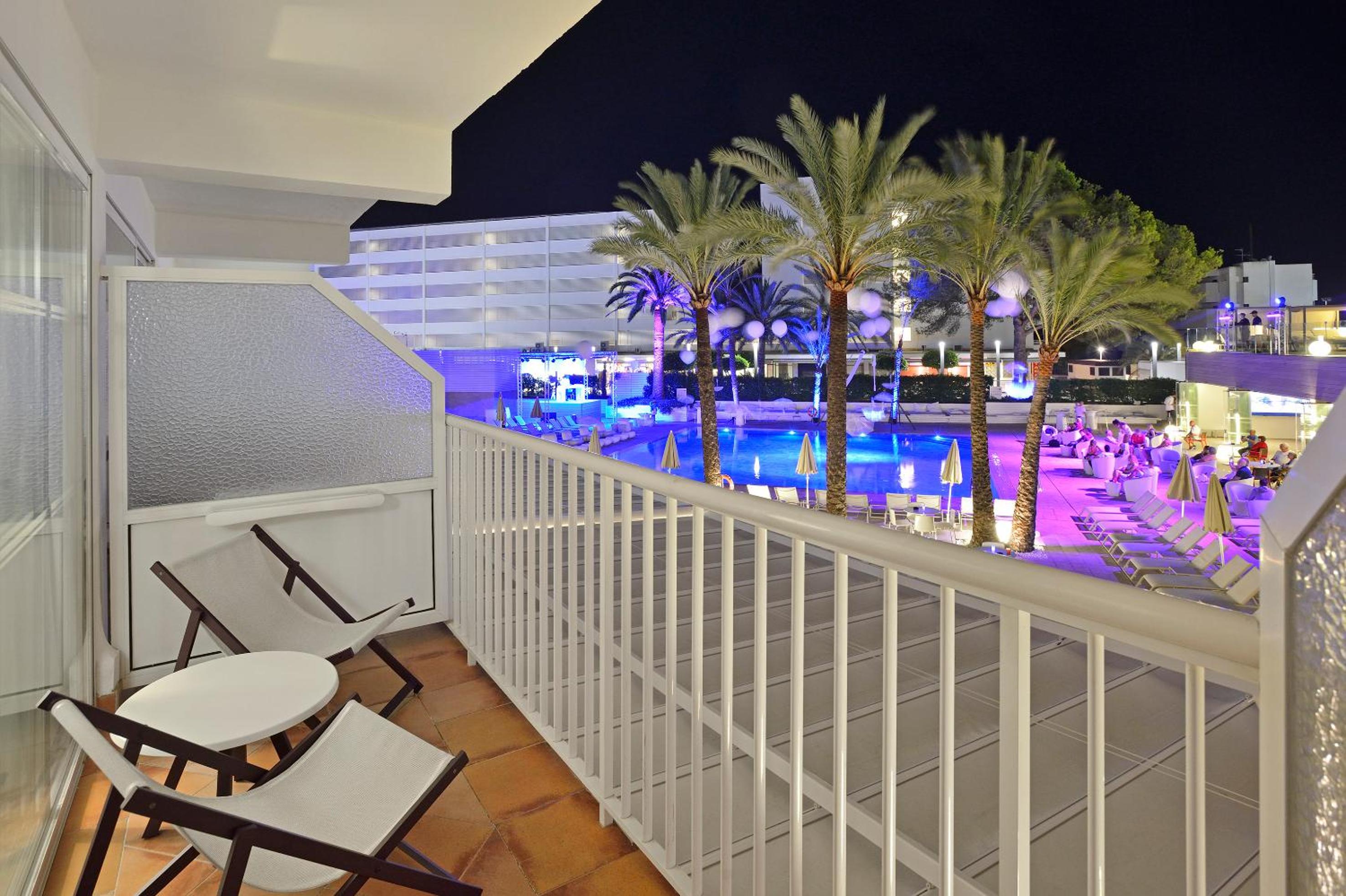 Twin Room with Pool View