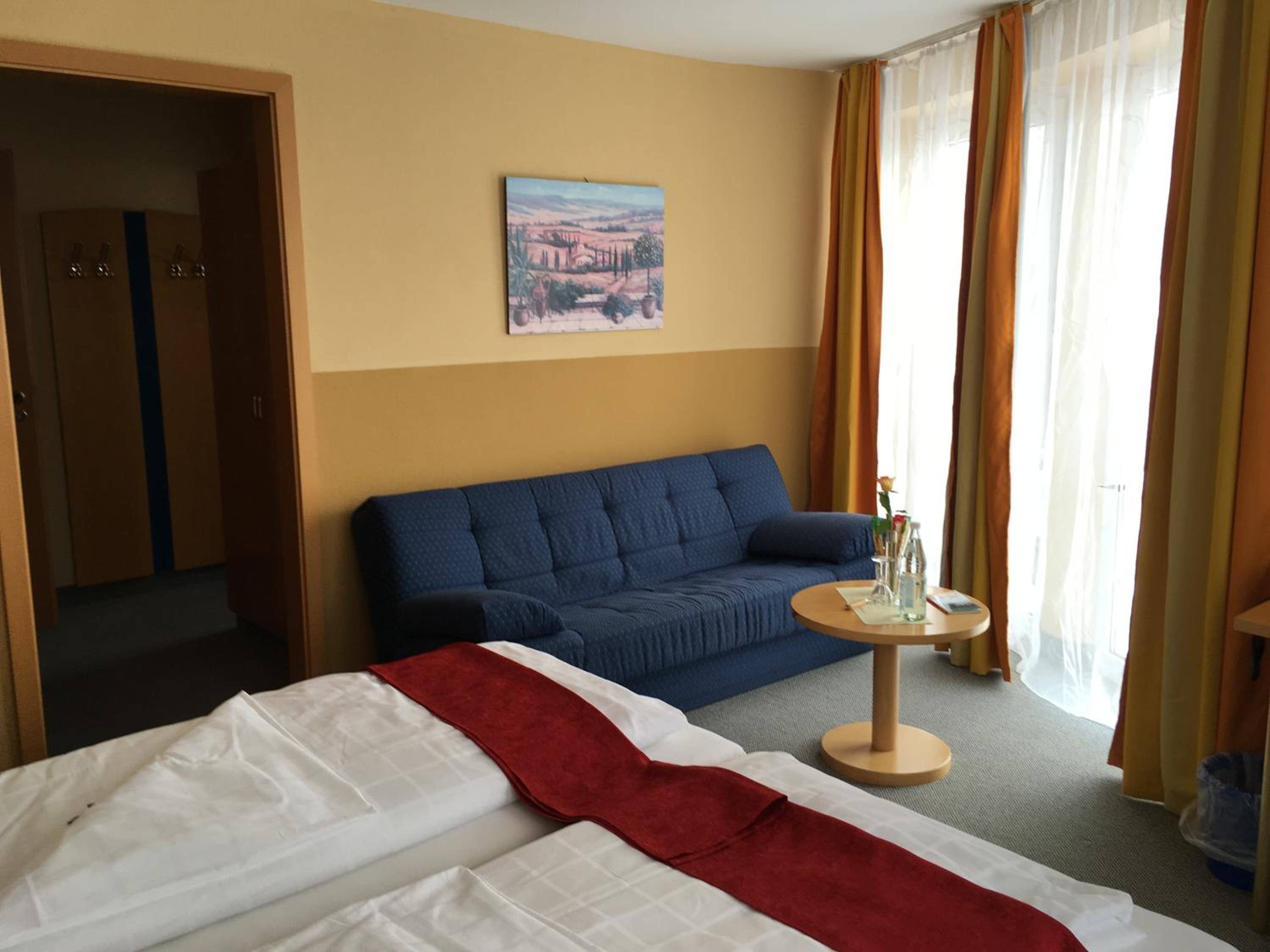 Large Double Room - Photo 1