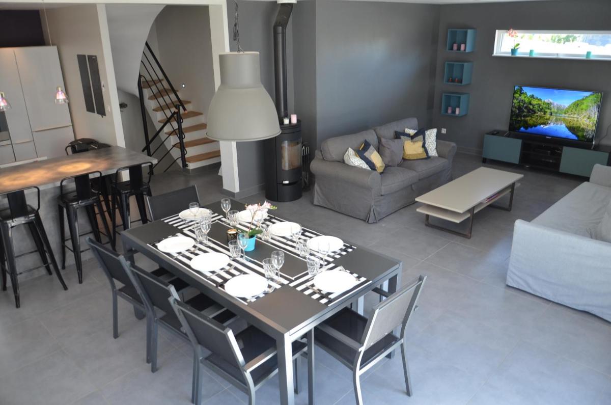 Five-Bedroom House photo 1