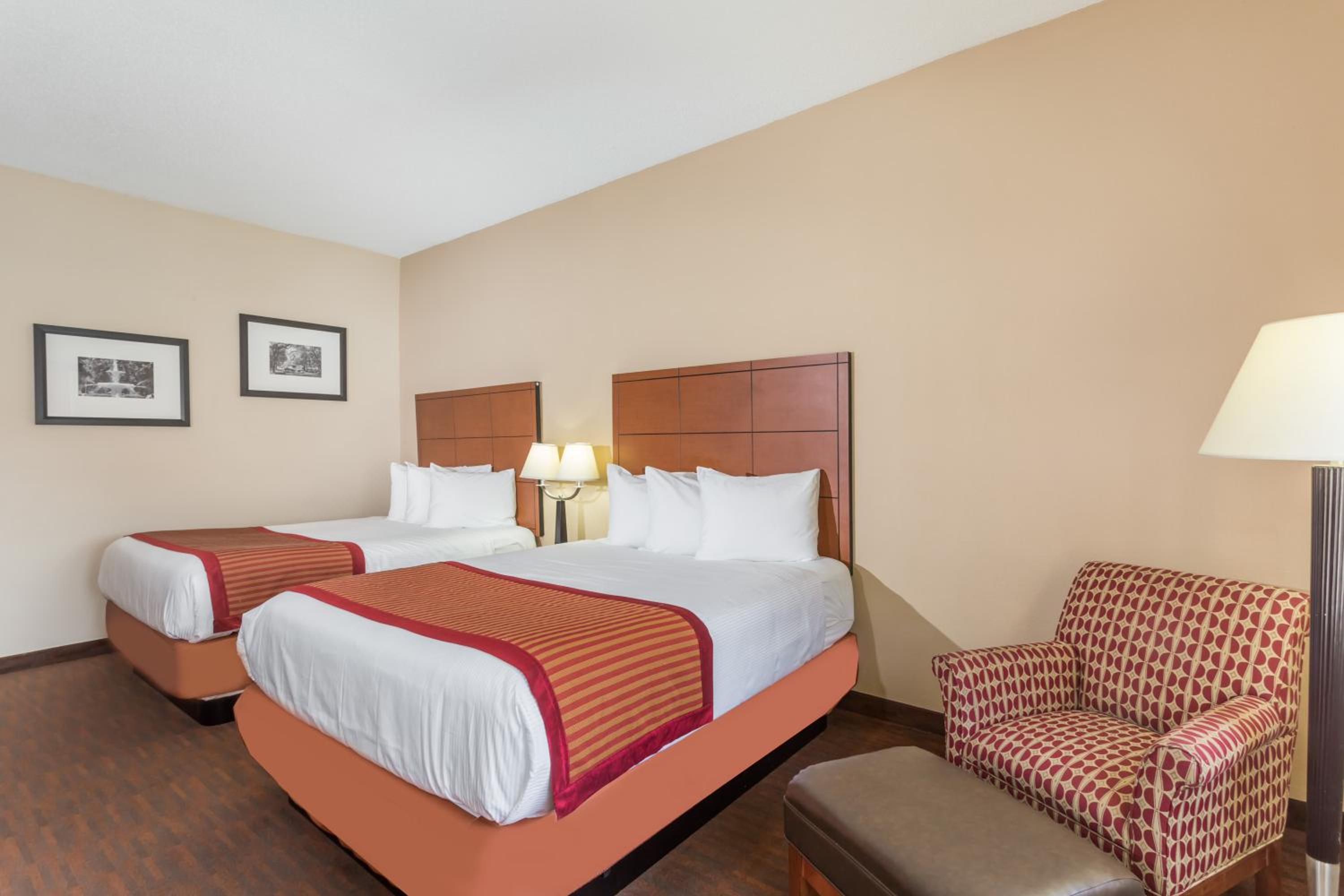Queen Room with Two Queen Beds - Non-Smoking - Photo 2
