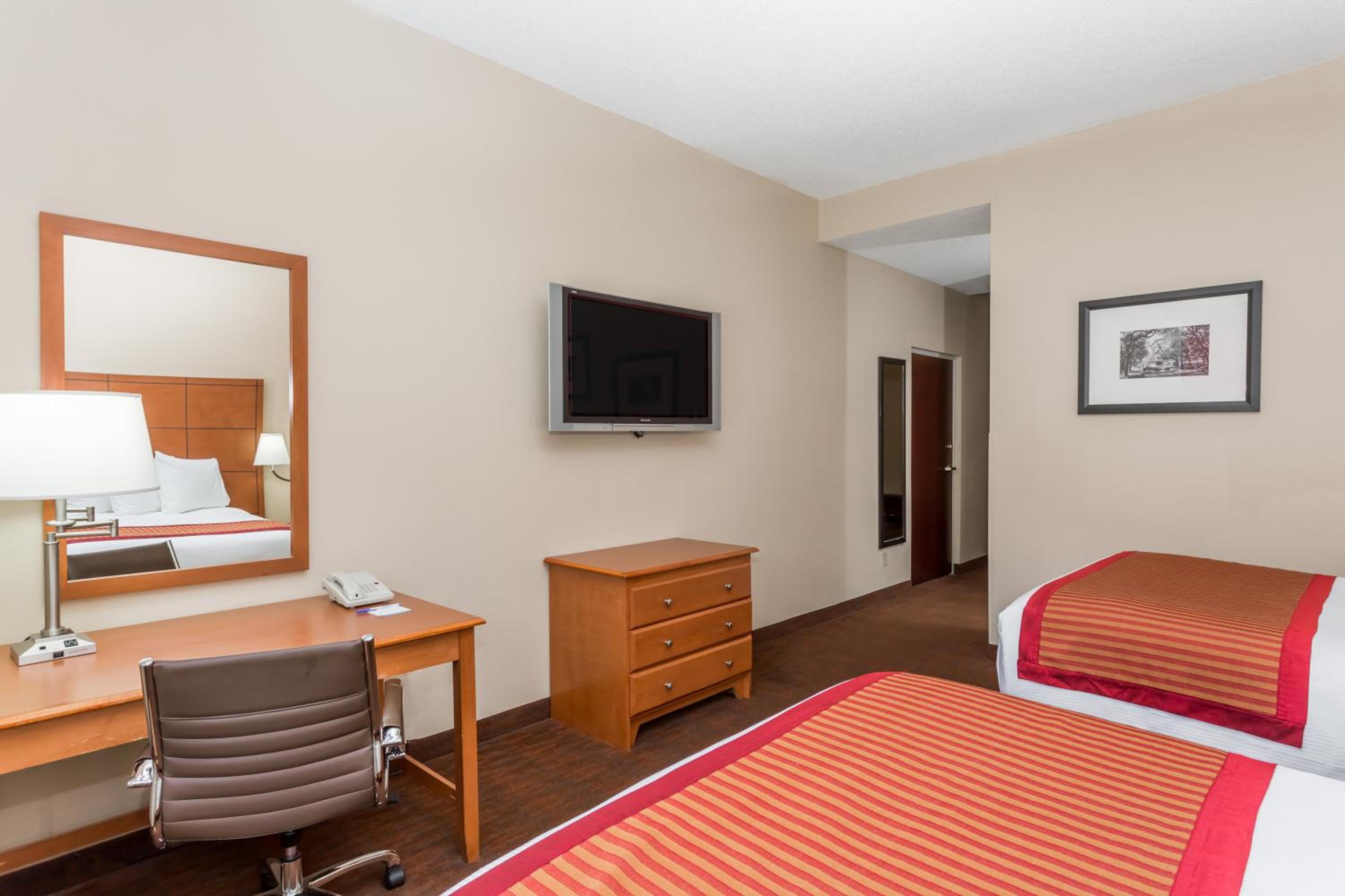 Queen Room with Two Queen Beds - Non-Smoking - Photo 3