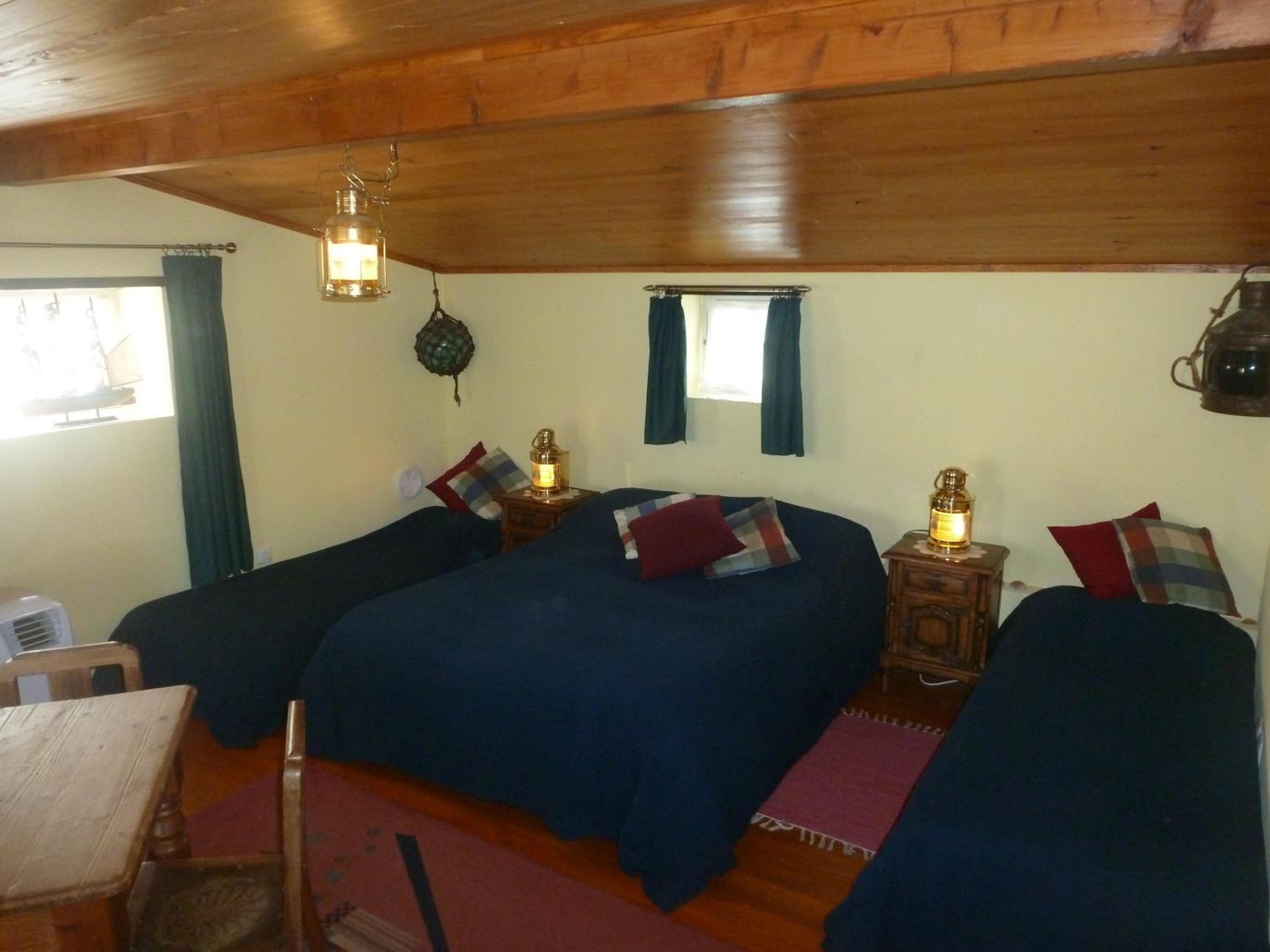 Quadruple Room with Private Bathroom - Photo 1