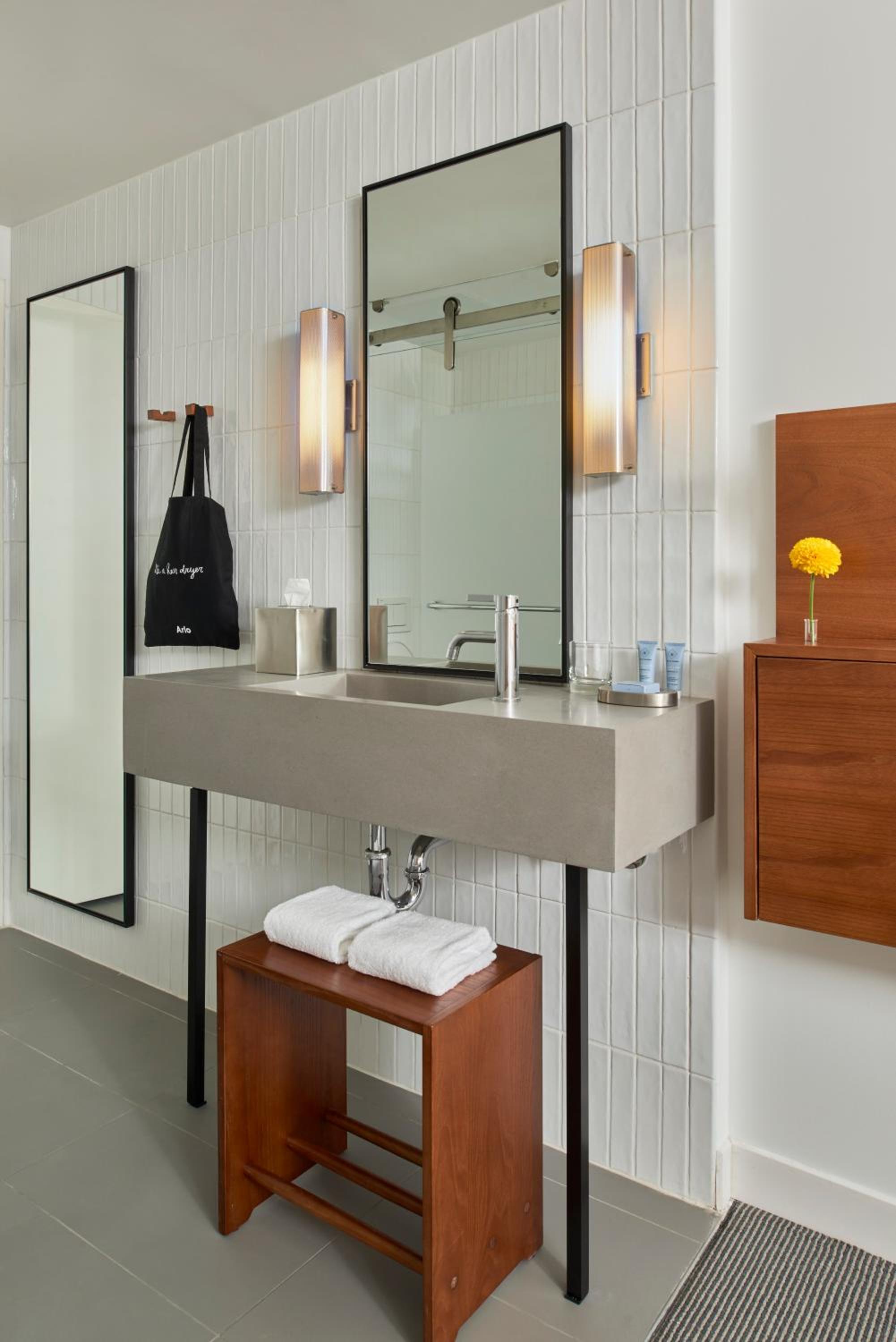 Queen Room With City View thumbnail 6