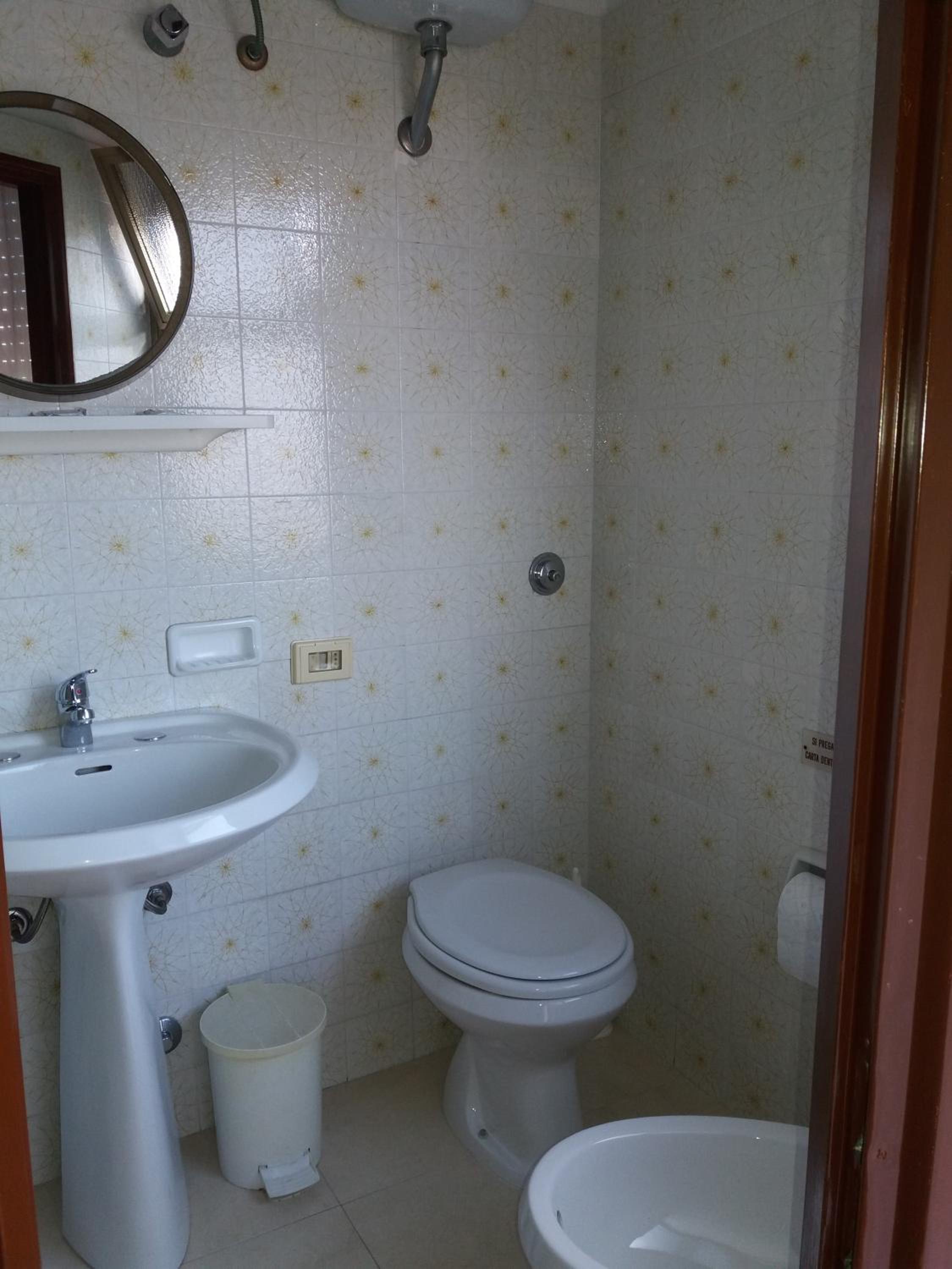 Standard Double or Twin Room with Balcony - Photo 8