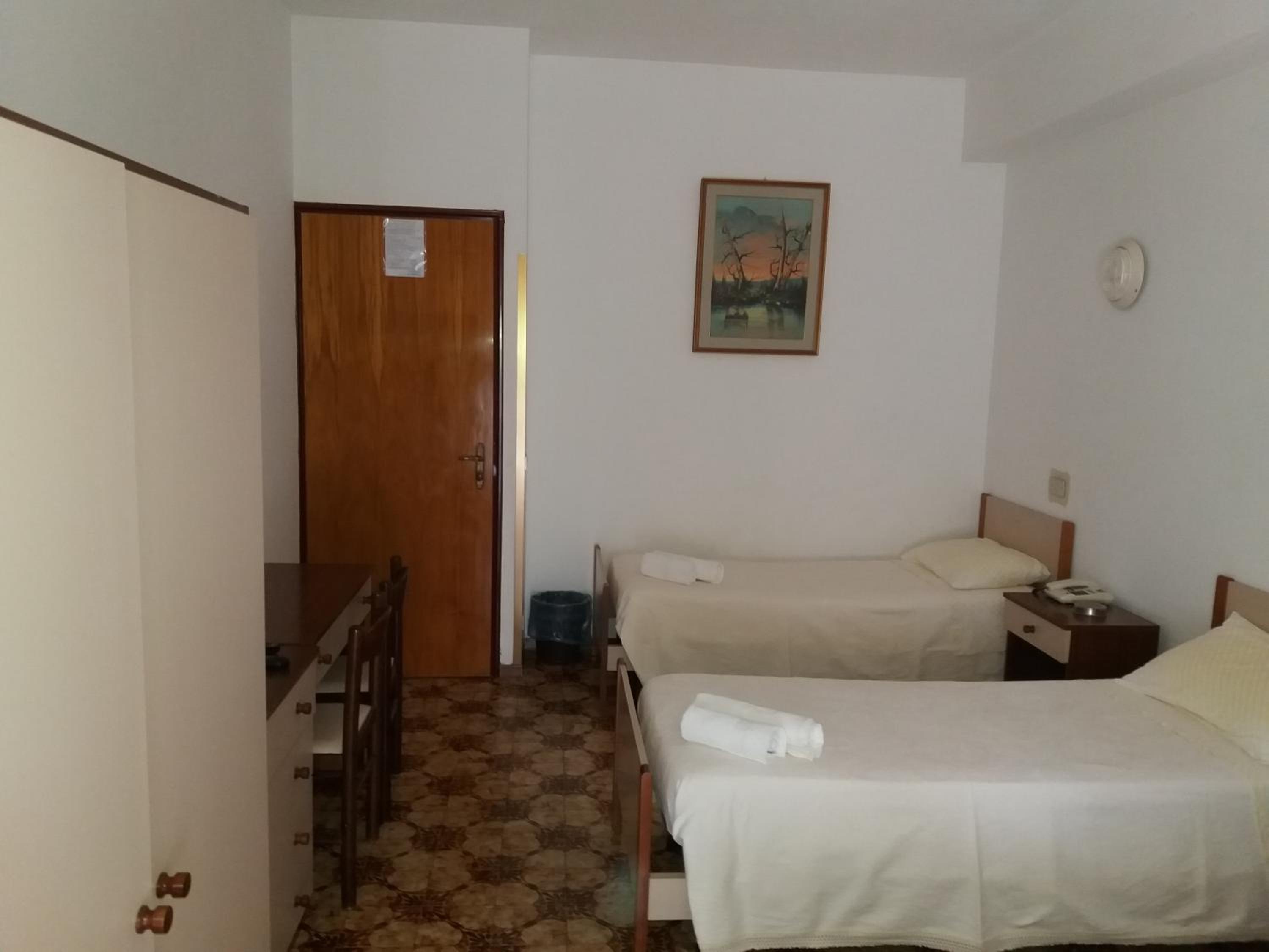 Standard Double or Twin Room with Balcony - Photo 7