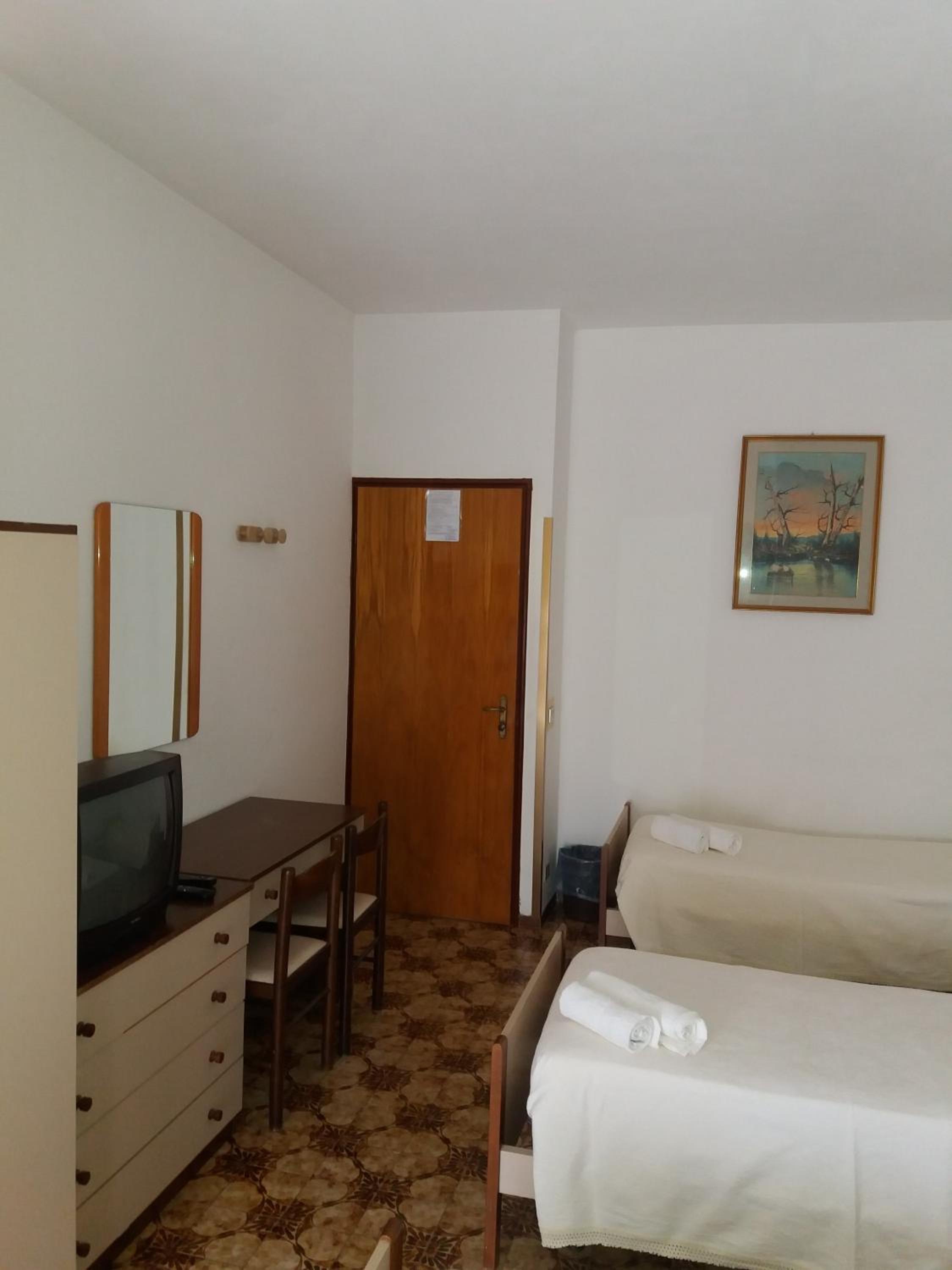 Standard Double or Twin Room with Balcony - Photo 5