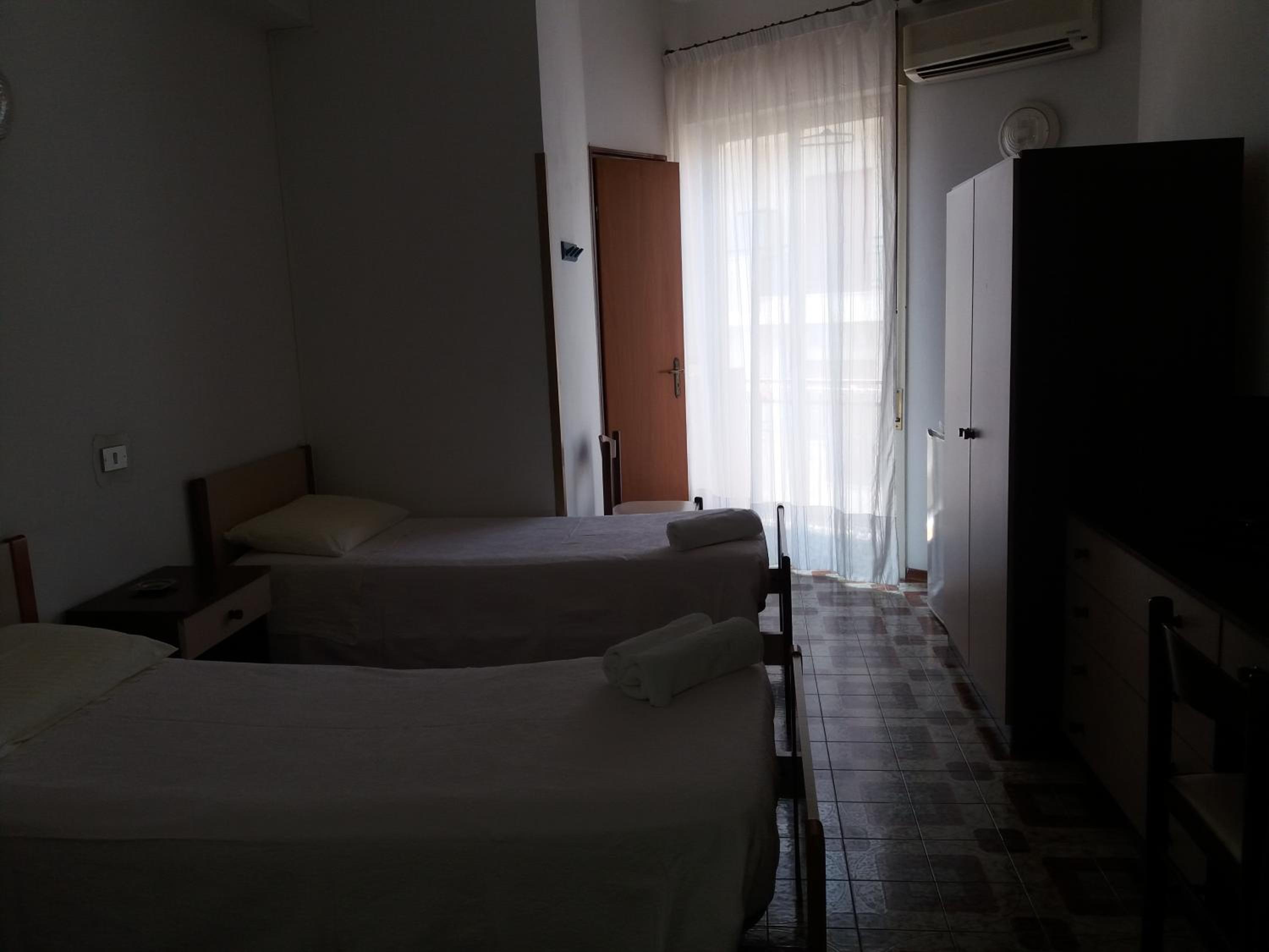 Standard Double or Twin Room with Balcony - Photo 4