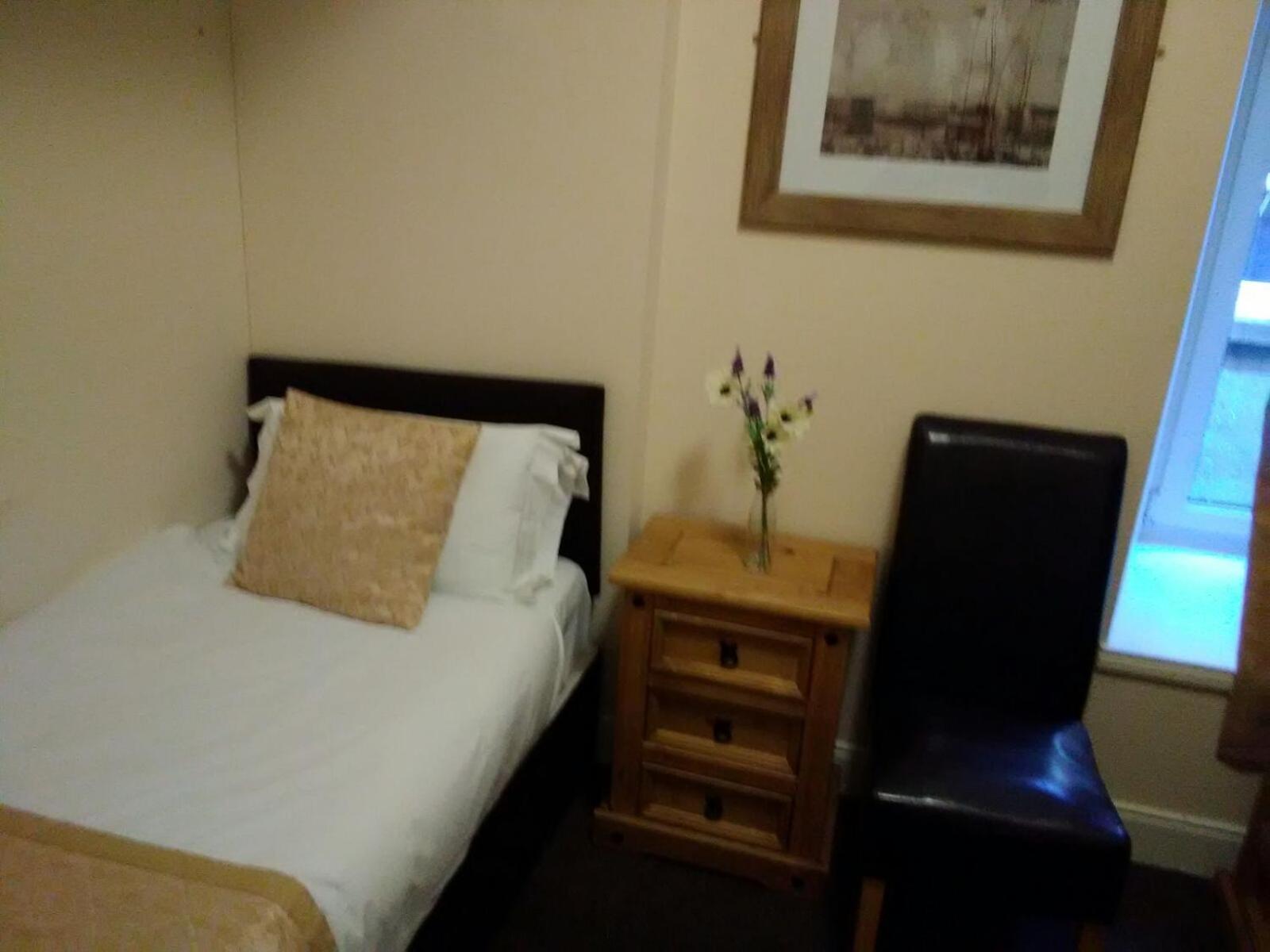 Single Room with Shared Bathroom photo 3