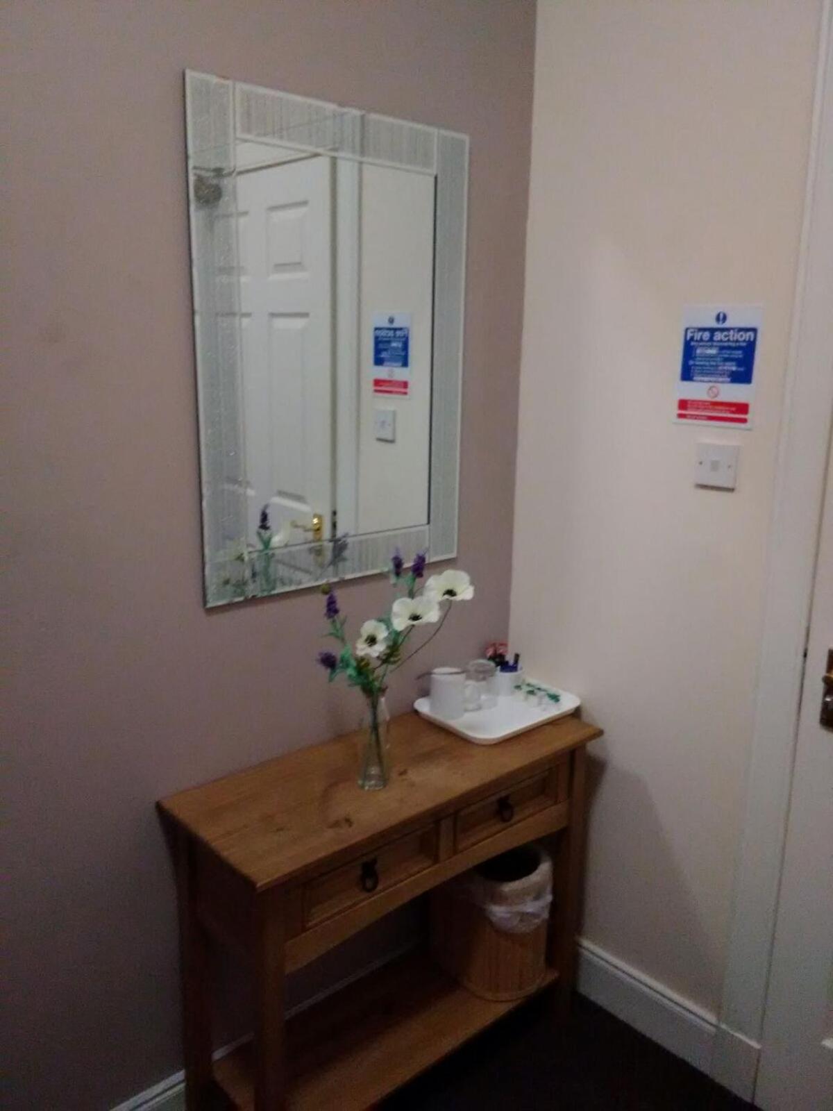 Single Room with Shared Bathroom photo 2