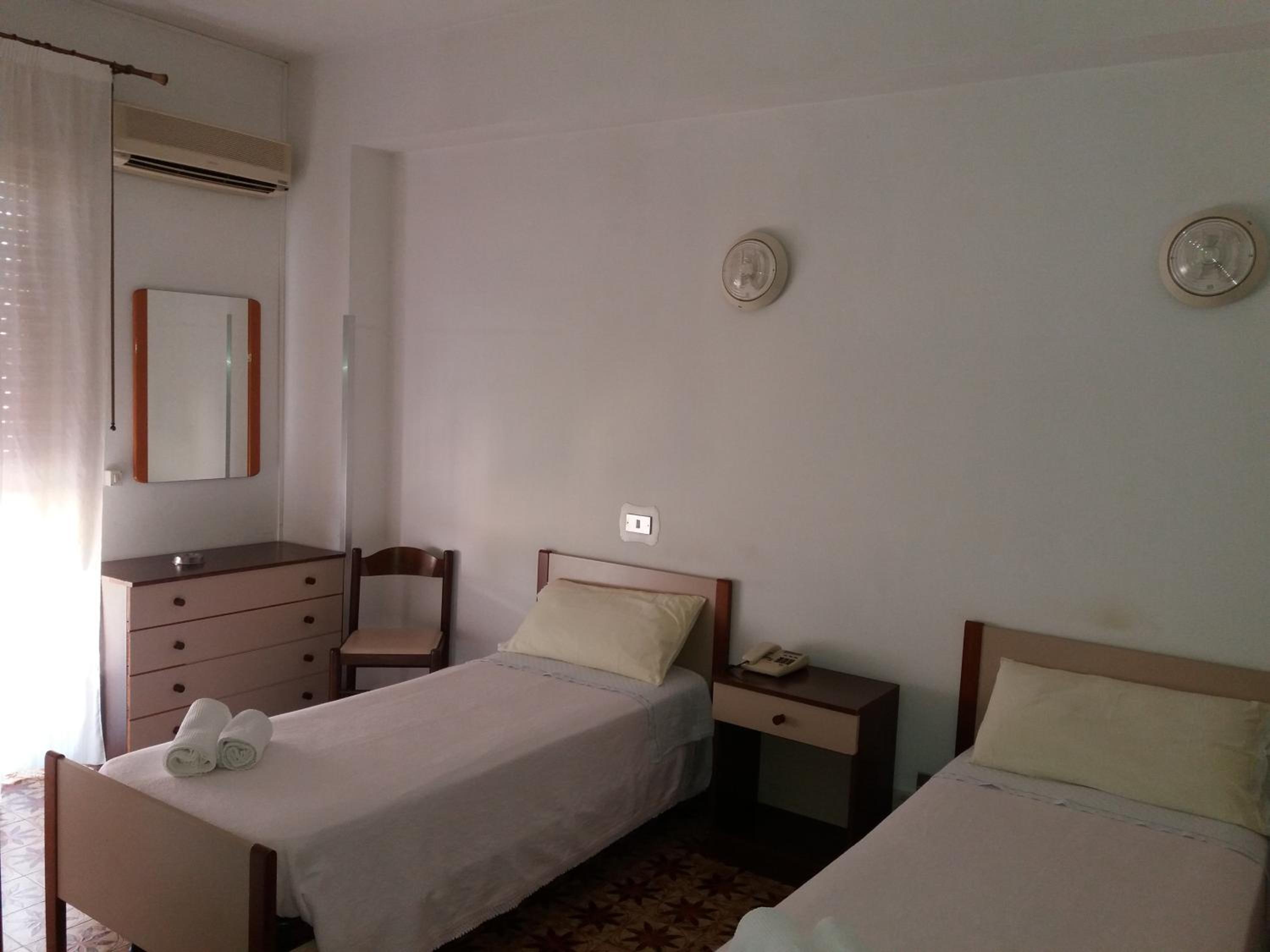 Twin Room with Balcony - Photo 3