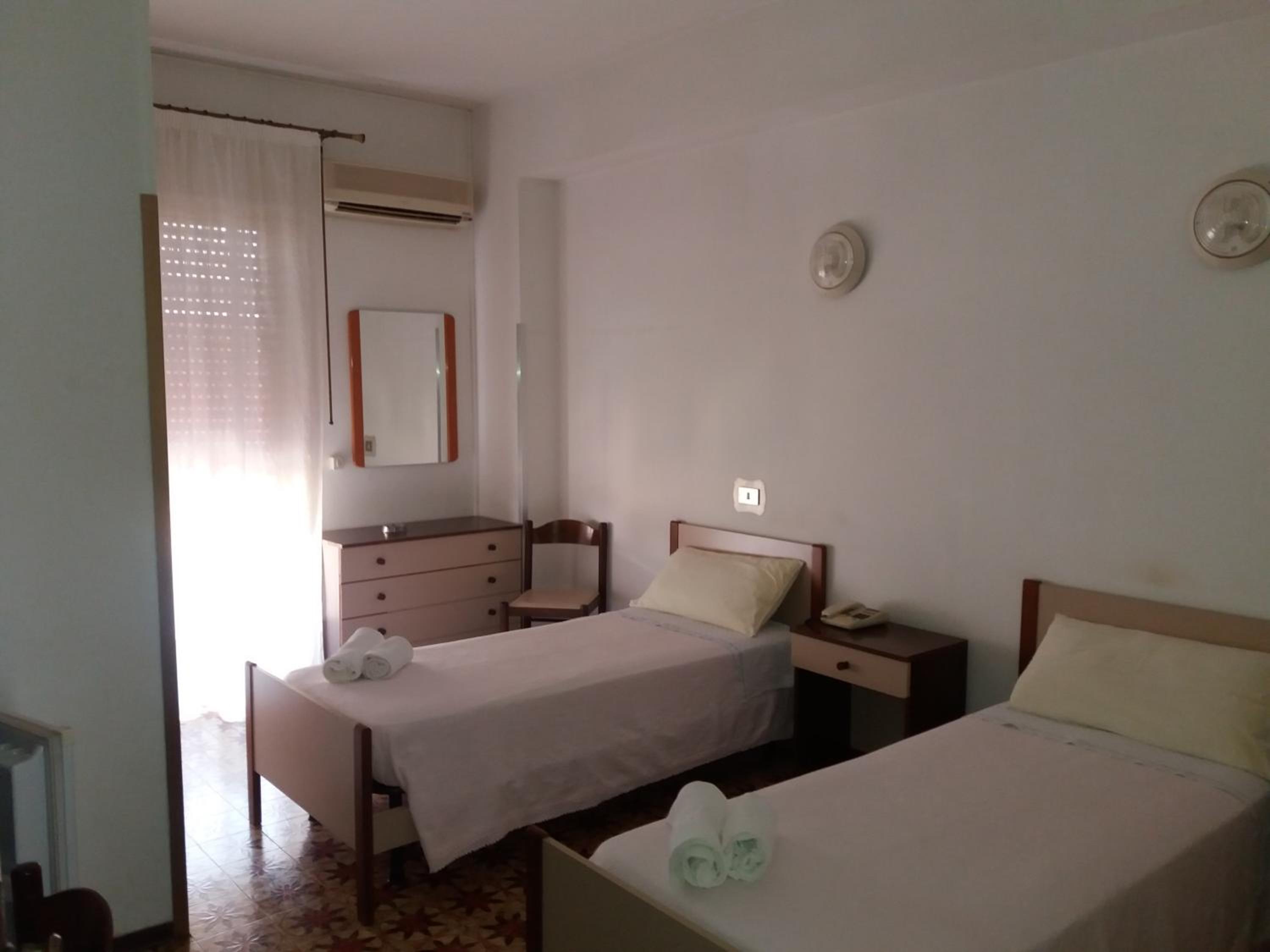 Twin Room with Balcony - Photo 4