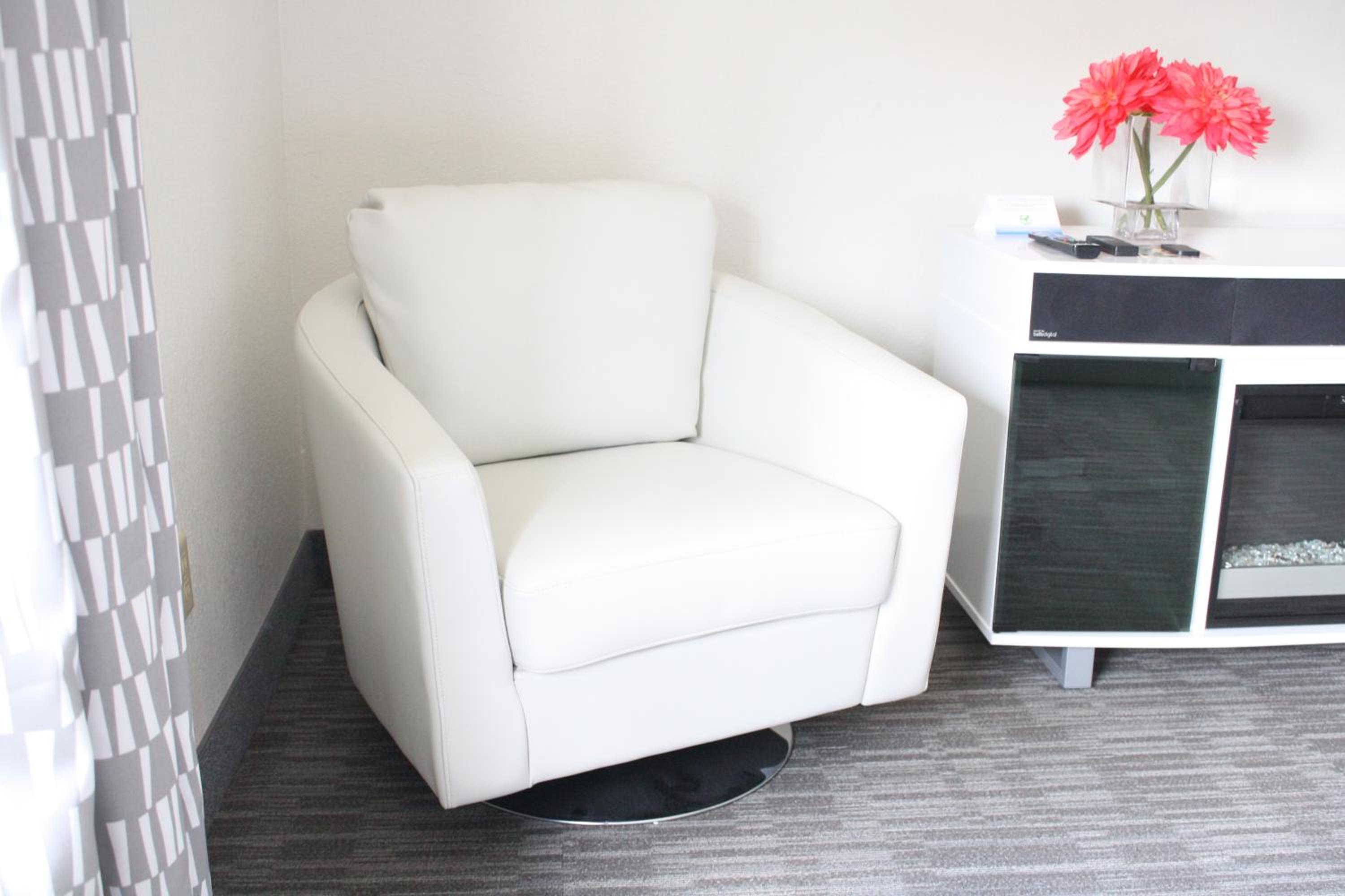 King Suite Upgrade - Accessible/Non Smoking photo 3
