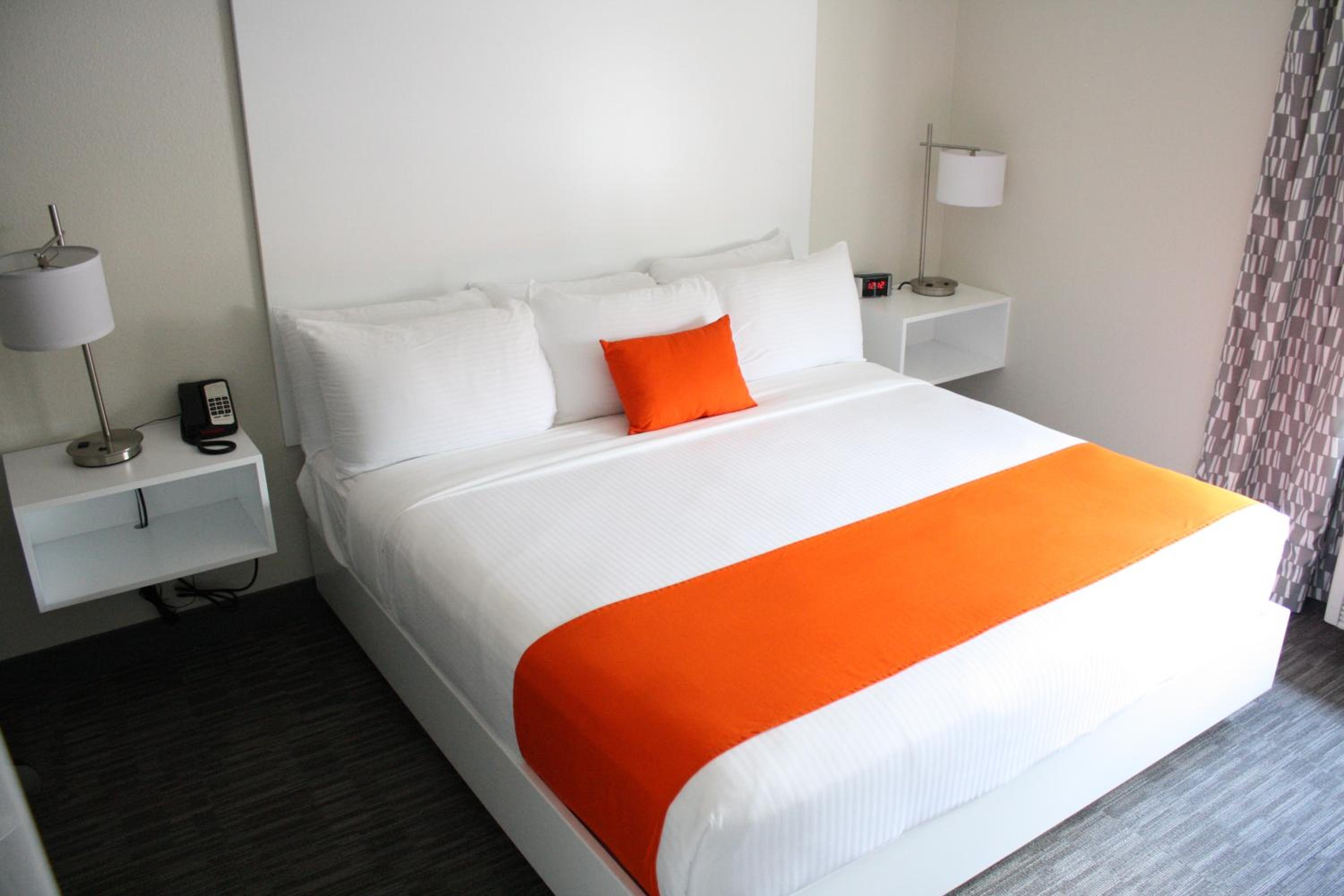King Room with Tub - Disability Access/Non Smoking photo 3