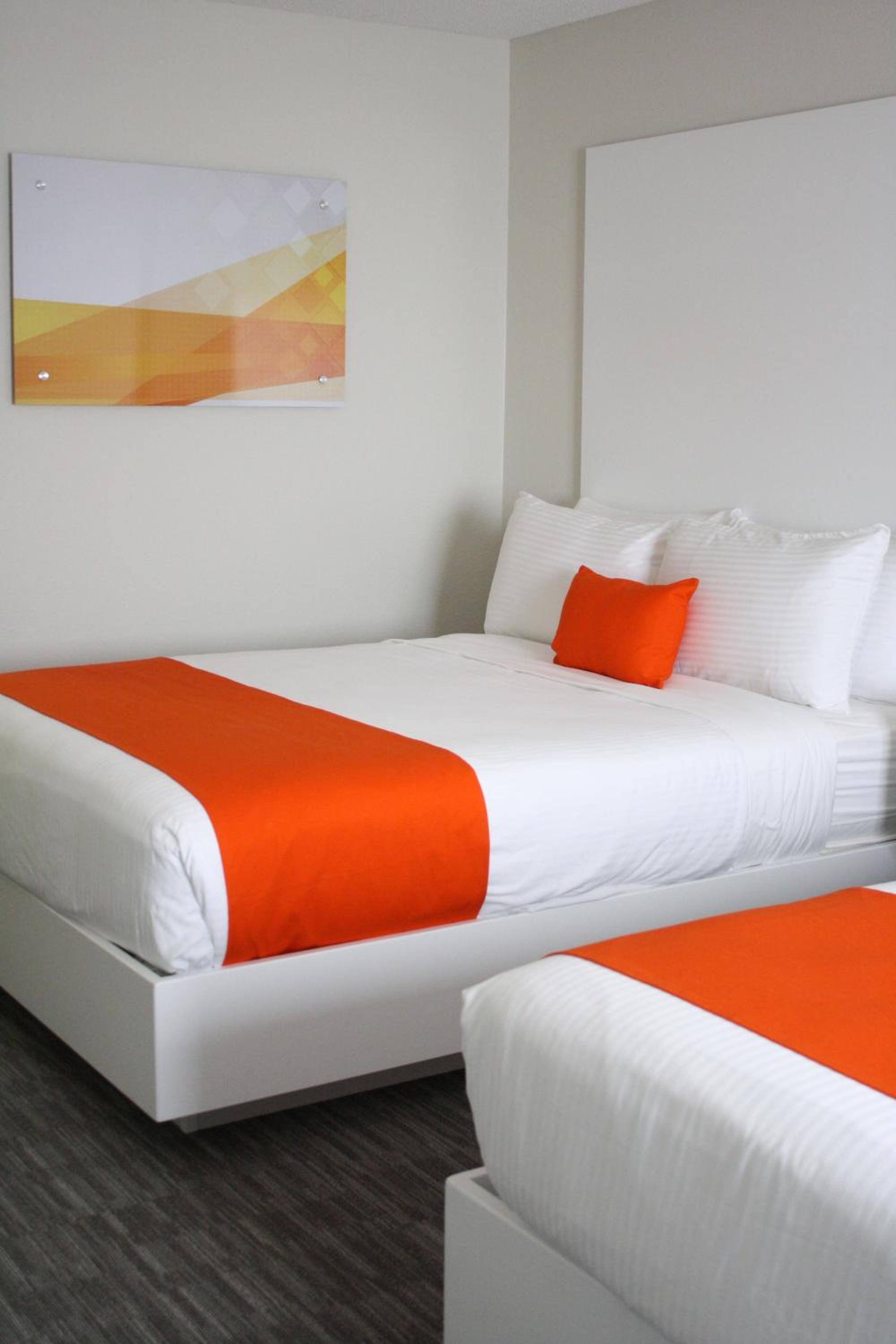 Queen Room with Two Queen Beds - Non-Smoking photo 2