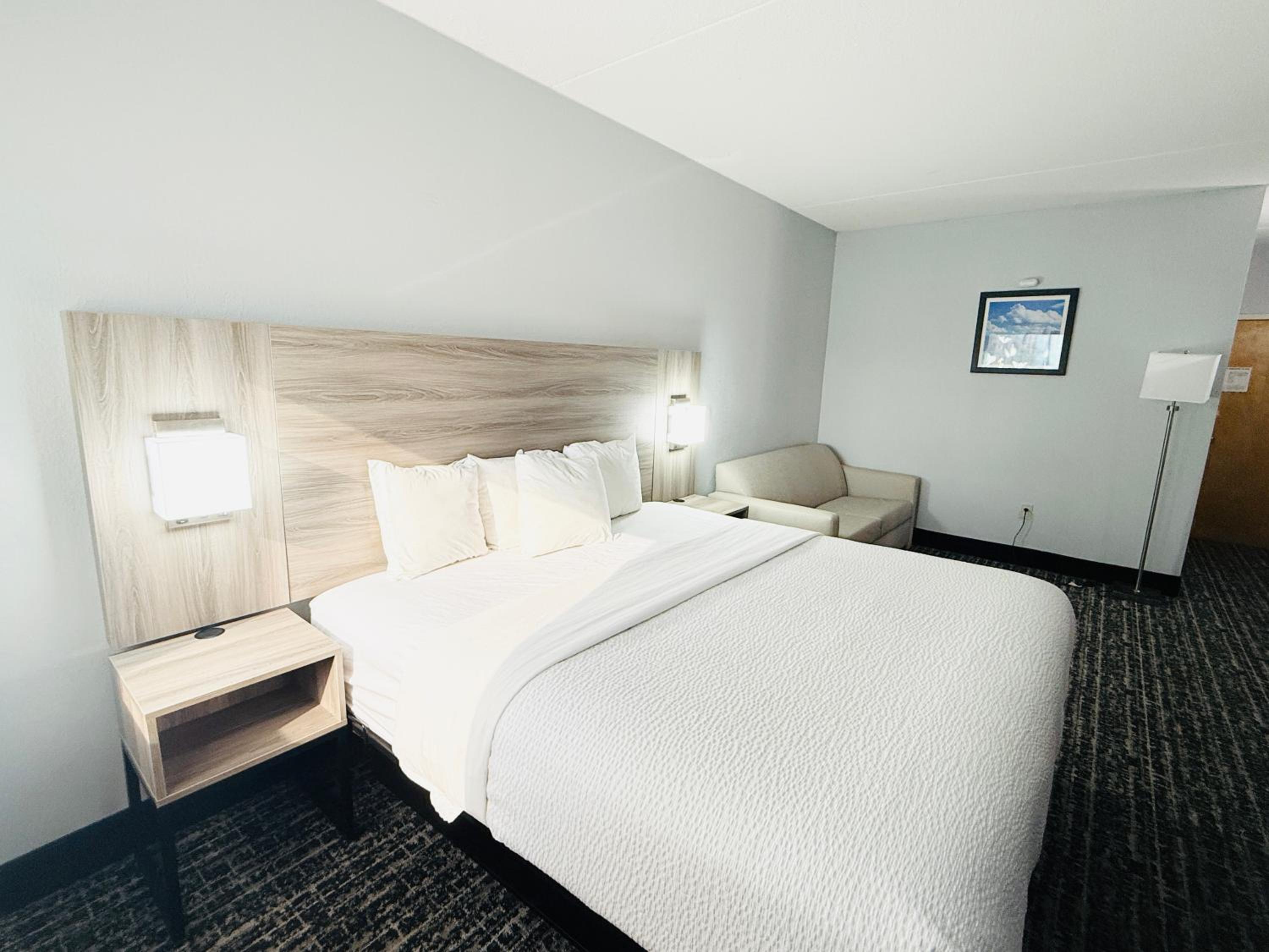 King Room with Sofa Bed - Non-Smoking - Photo 5